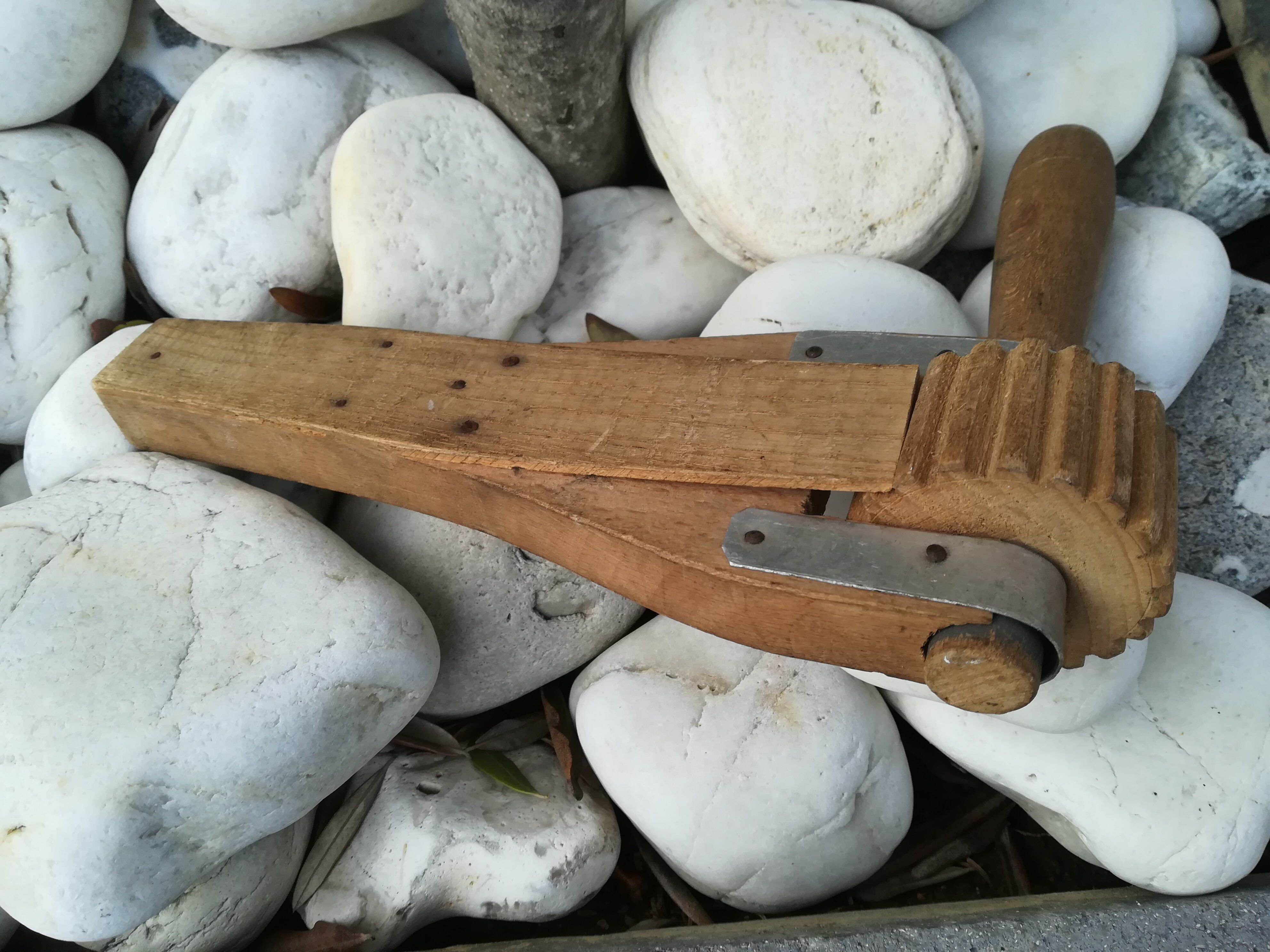 Wooden crecelle