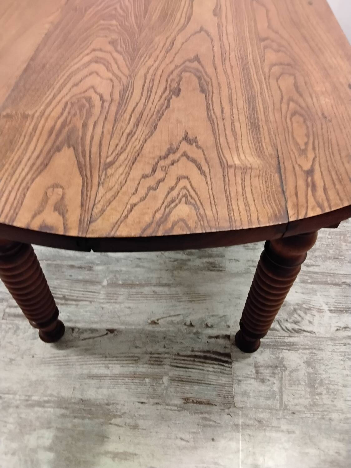 Drop-leaf table