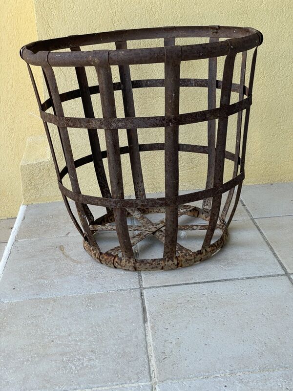 Metal basket for dame-jeanne