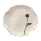Plate decorated with mauve flowers.