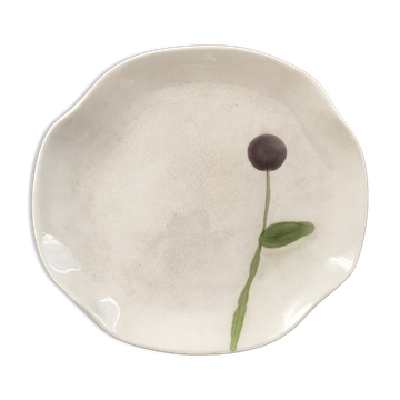 Plate decorated with mauve flowers.