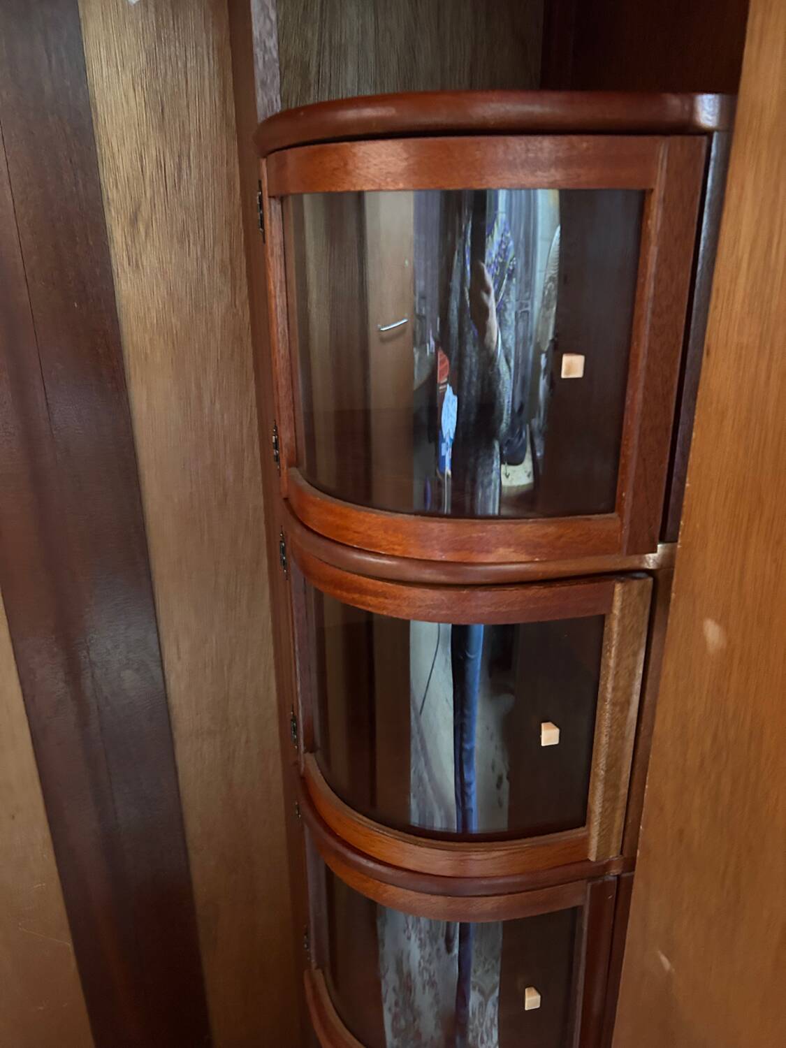 Small English wardrobe from the Art Deco period in walnut veneer - The elegance of rarity