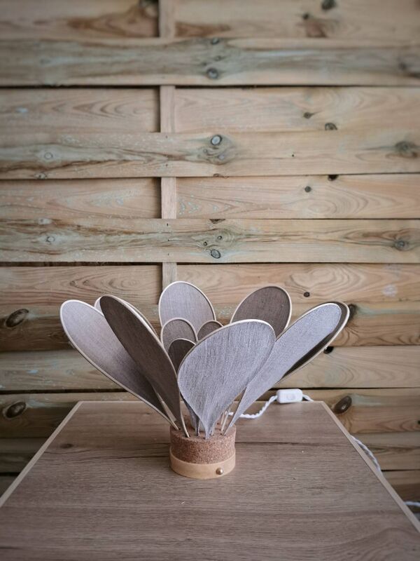 Lampe à poser fleur composée de pétales en rotin et lin naturel