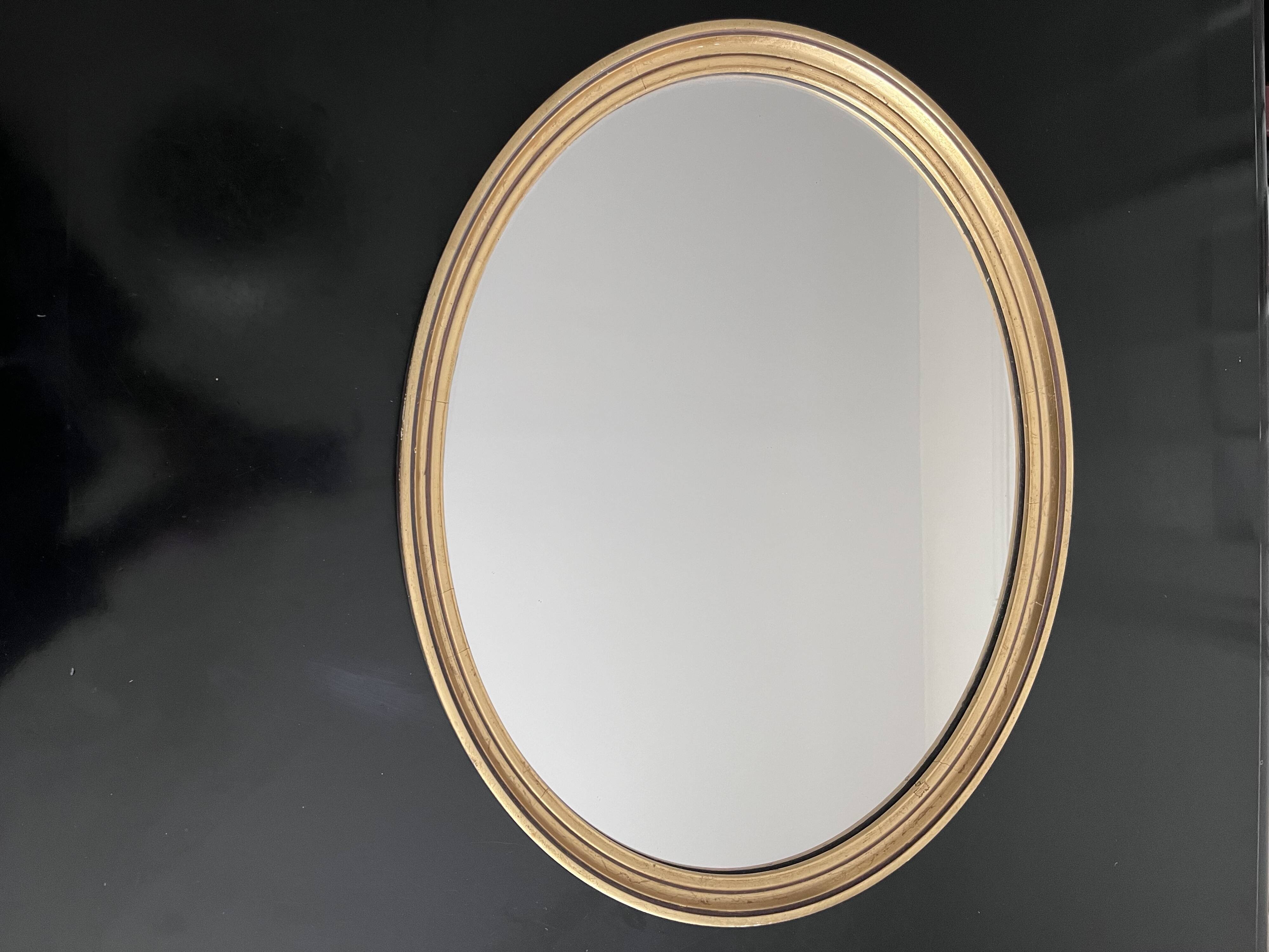 Oval mirror in gilded wood 43x53cm