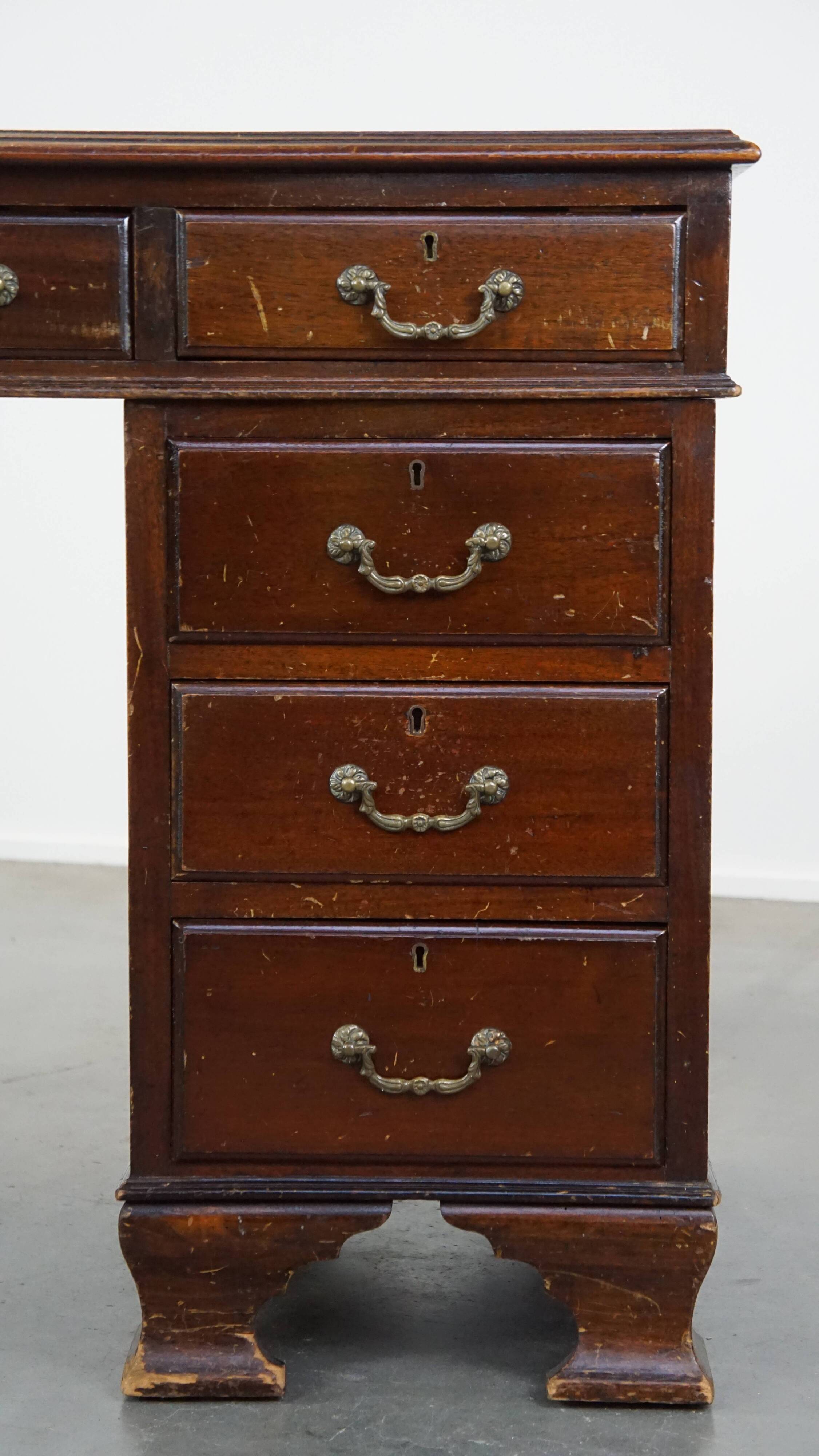 Bureau anglais 9 tiroirs en bois et cuir