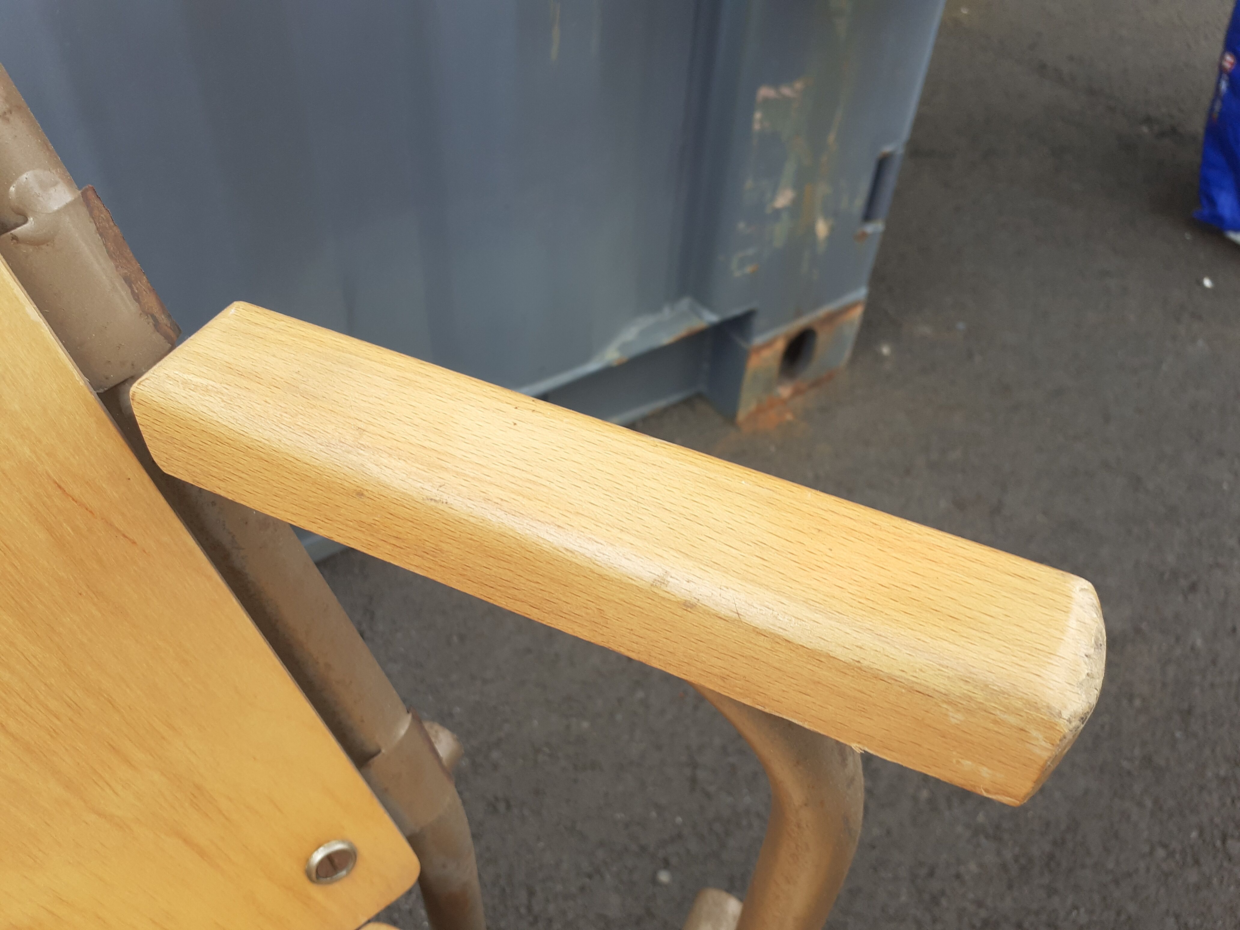 Wheelchair cinema theatre strapontin