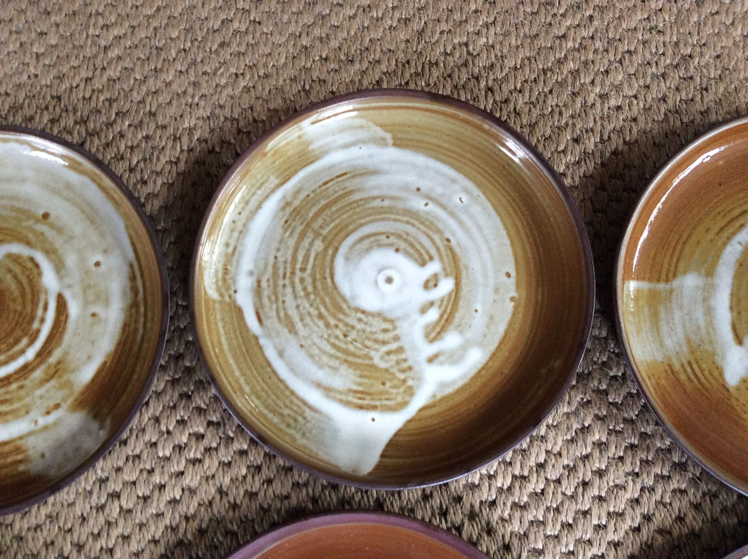 Série de 12 assiettes plates en grès