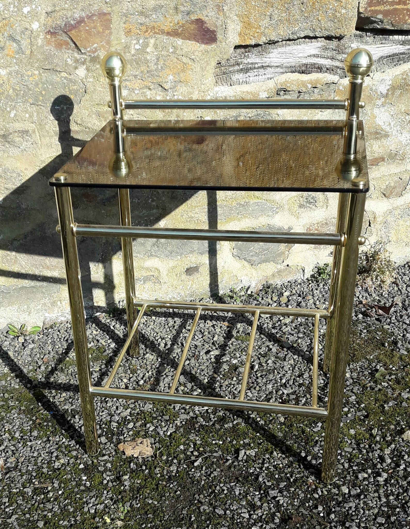 Table de chevet ou bout de canapé en verre miroir et métal doré