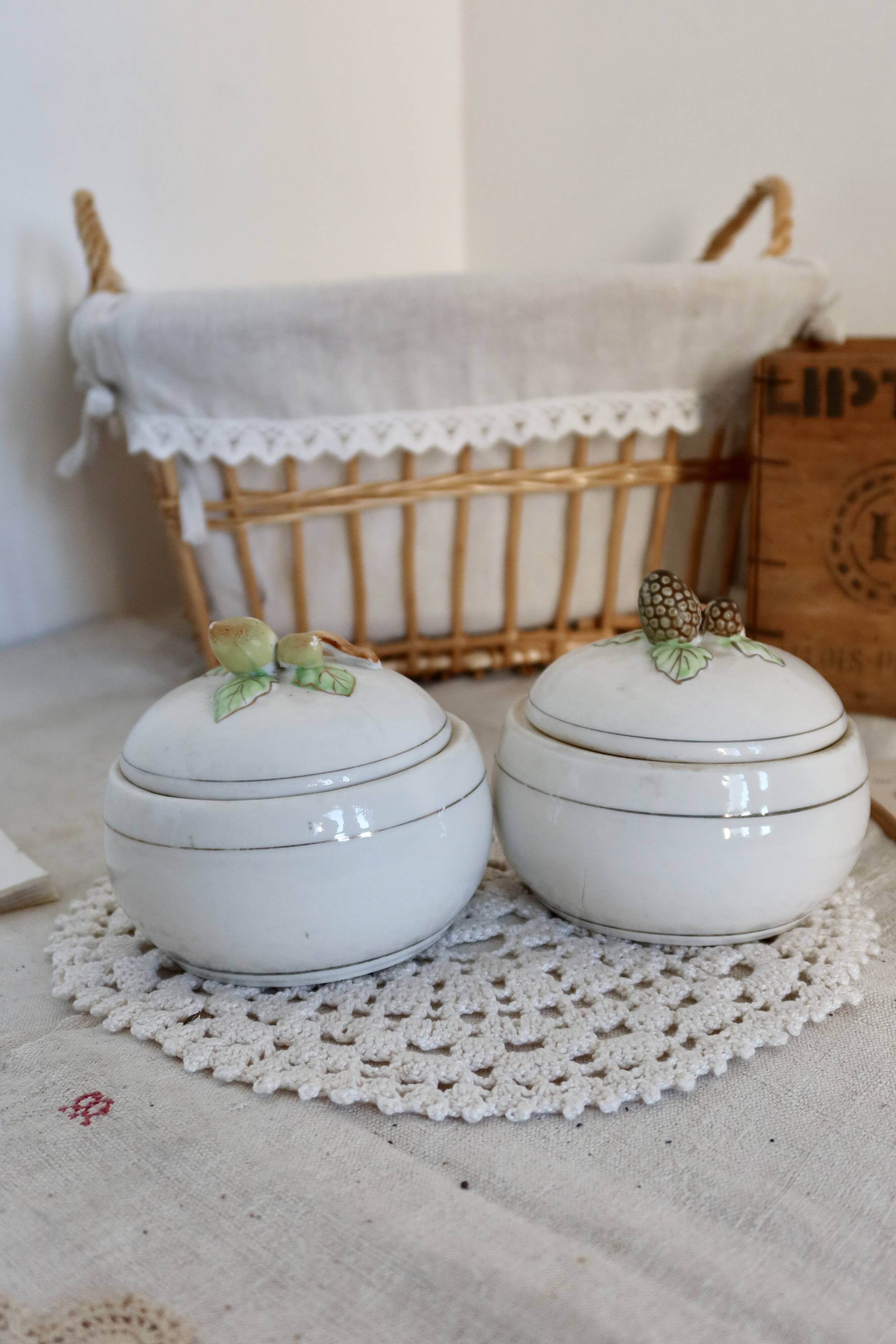 Paire de bonbonnières vintage en porcelaine motif fruits et liseré doré