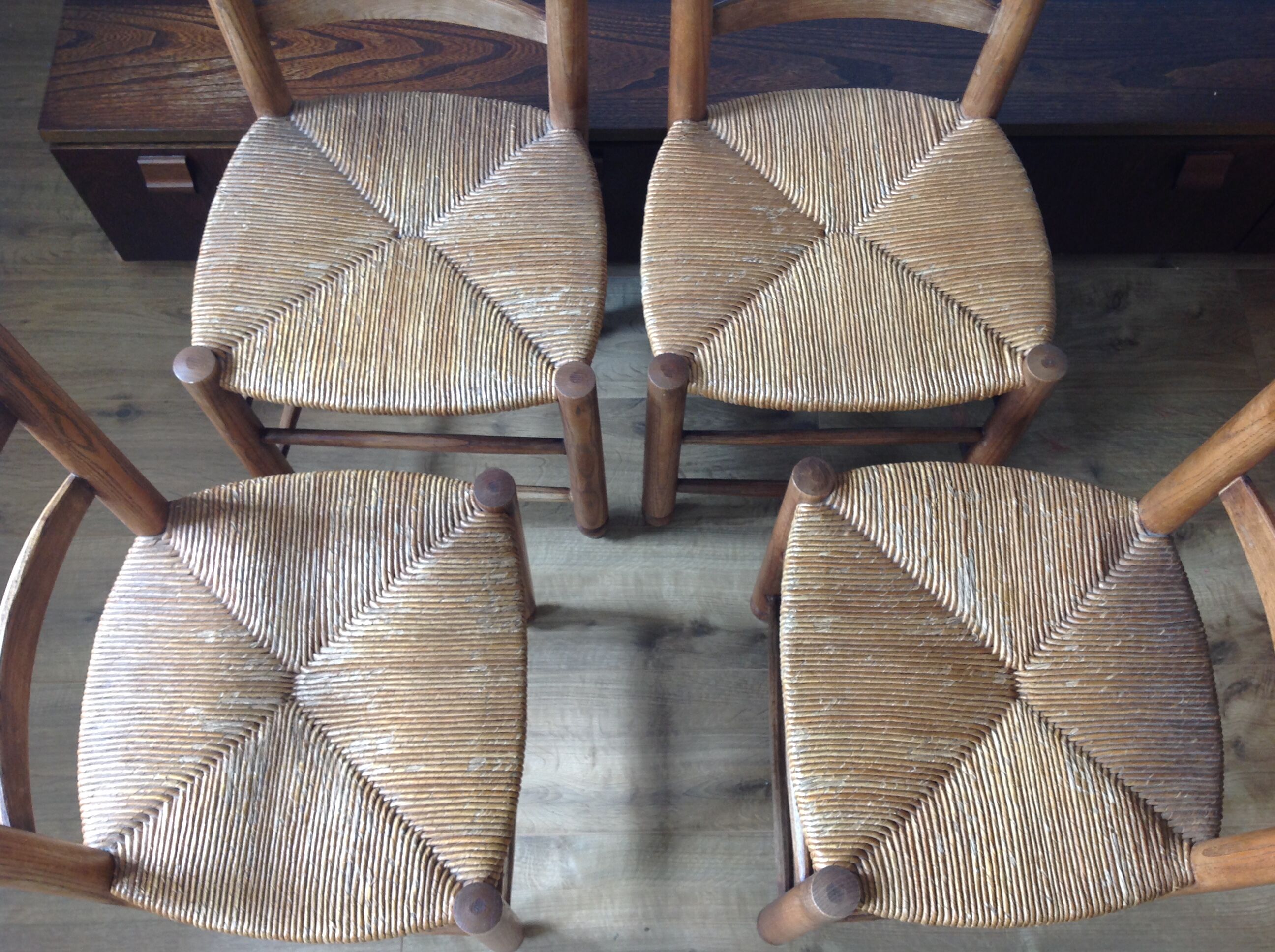 Lot of 4 wooden chairs asssise mulched