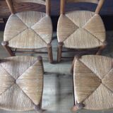 Lot of 4 wooden chairs asssise mulched