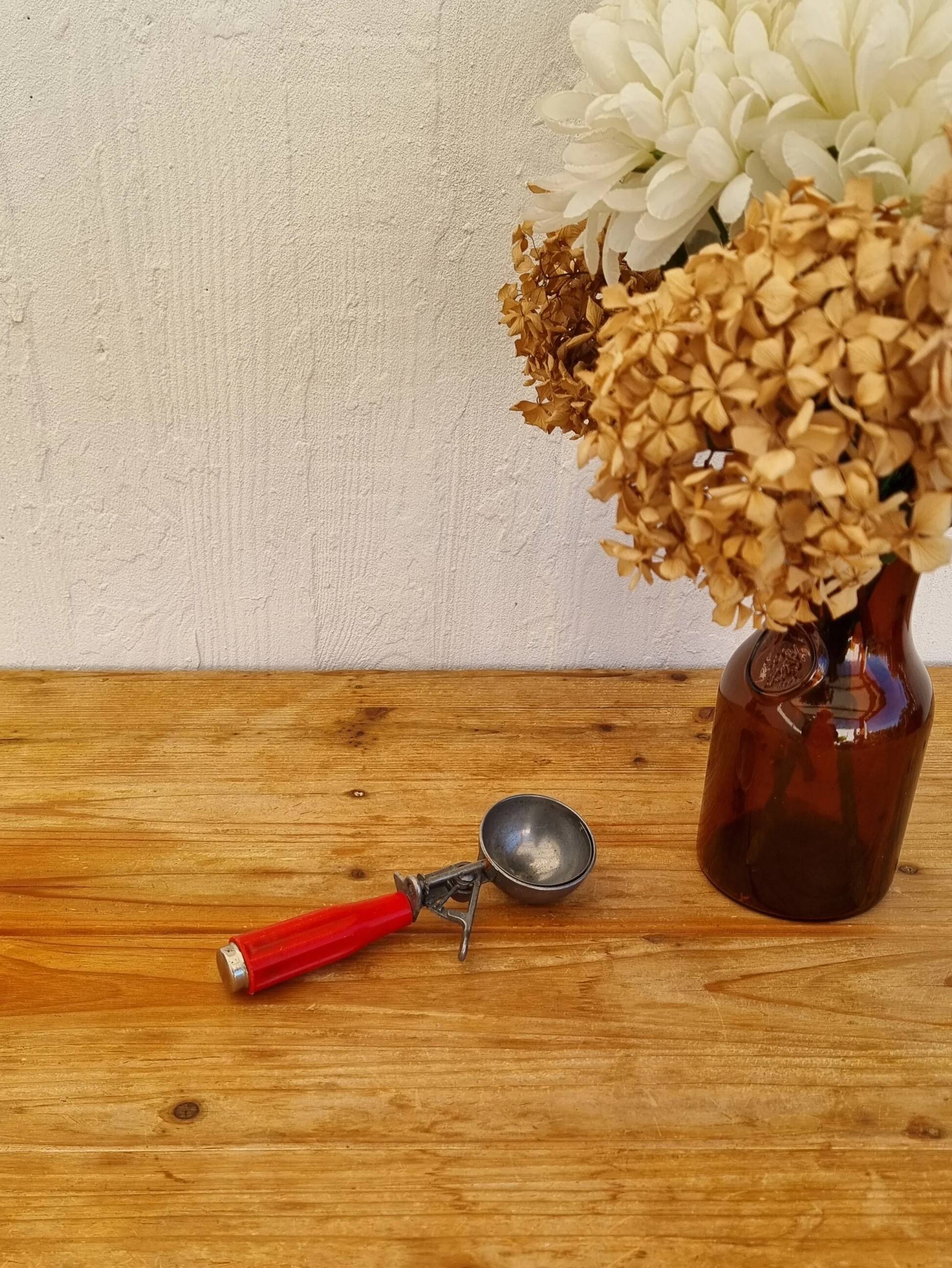 Cuillère à glace rétro manche rouge esprit bistrot vintage