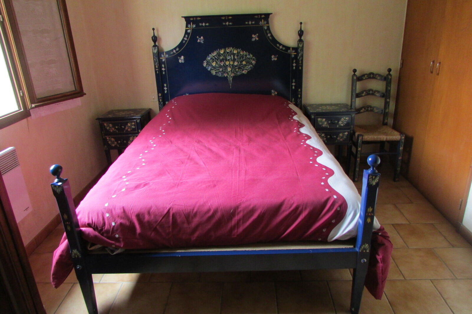 bed, flowery blue lacquer