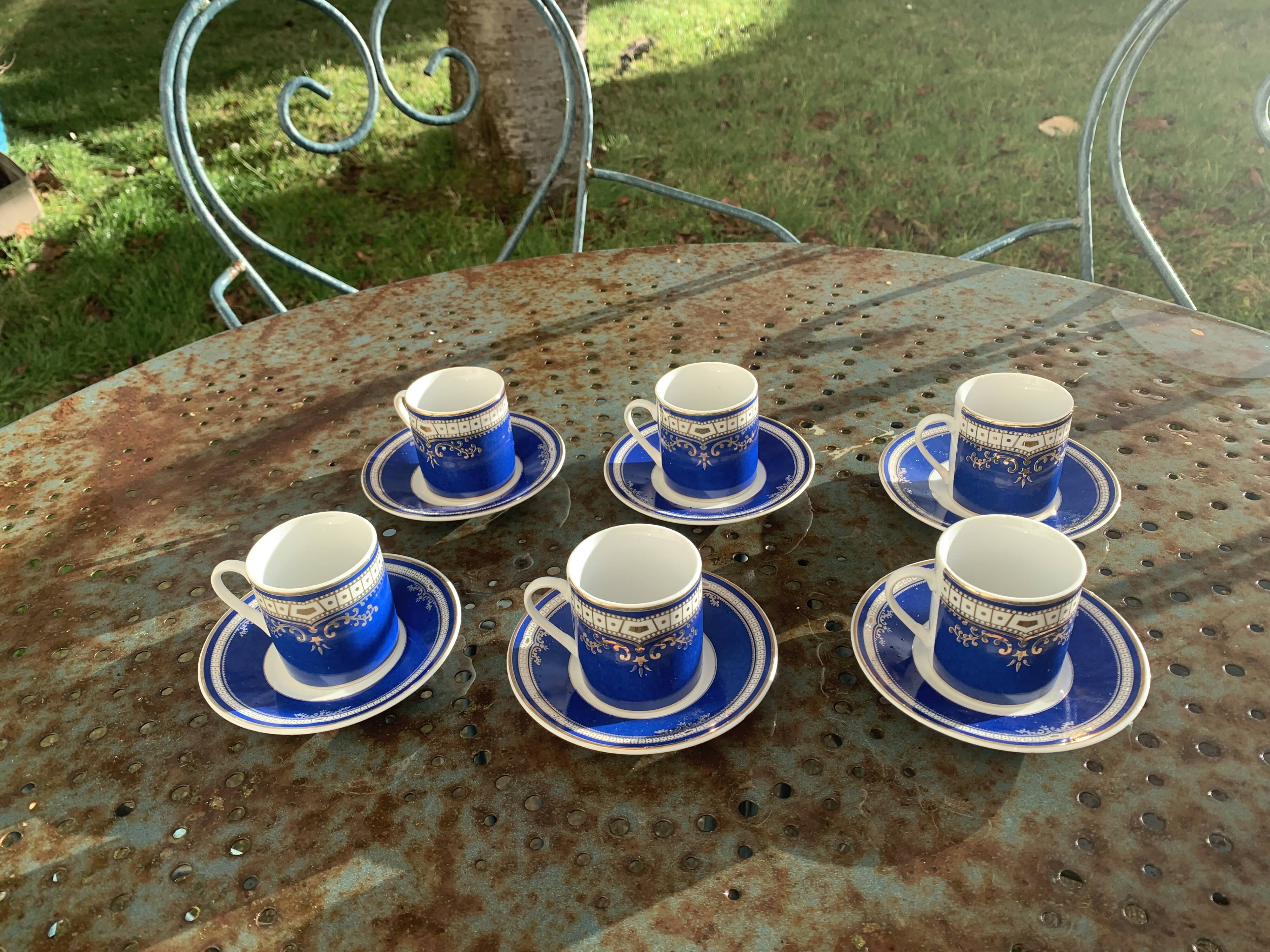 Porcelain coffee service, composed of 12 pieces, 6 cups and 6 saucers, royal blue color