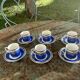 Service a cafe en porcelaine, compose de 12 pieces, 6 tasses et 6 soucoupes, de couleur bleu roi