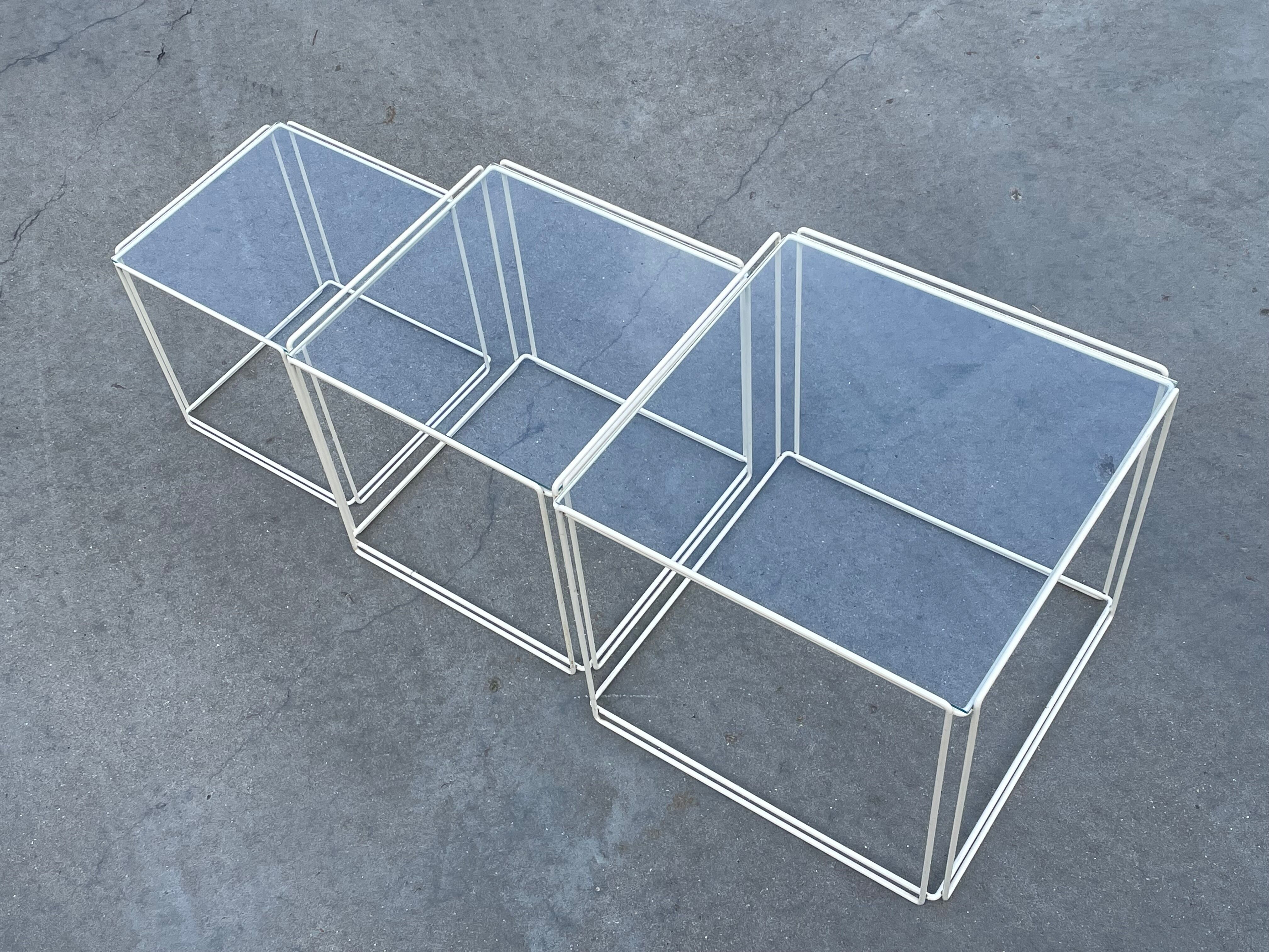 Tables gigognes design Max Sauze éditées par Iscocèle