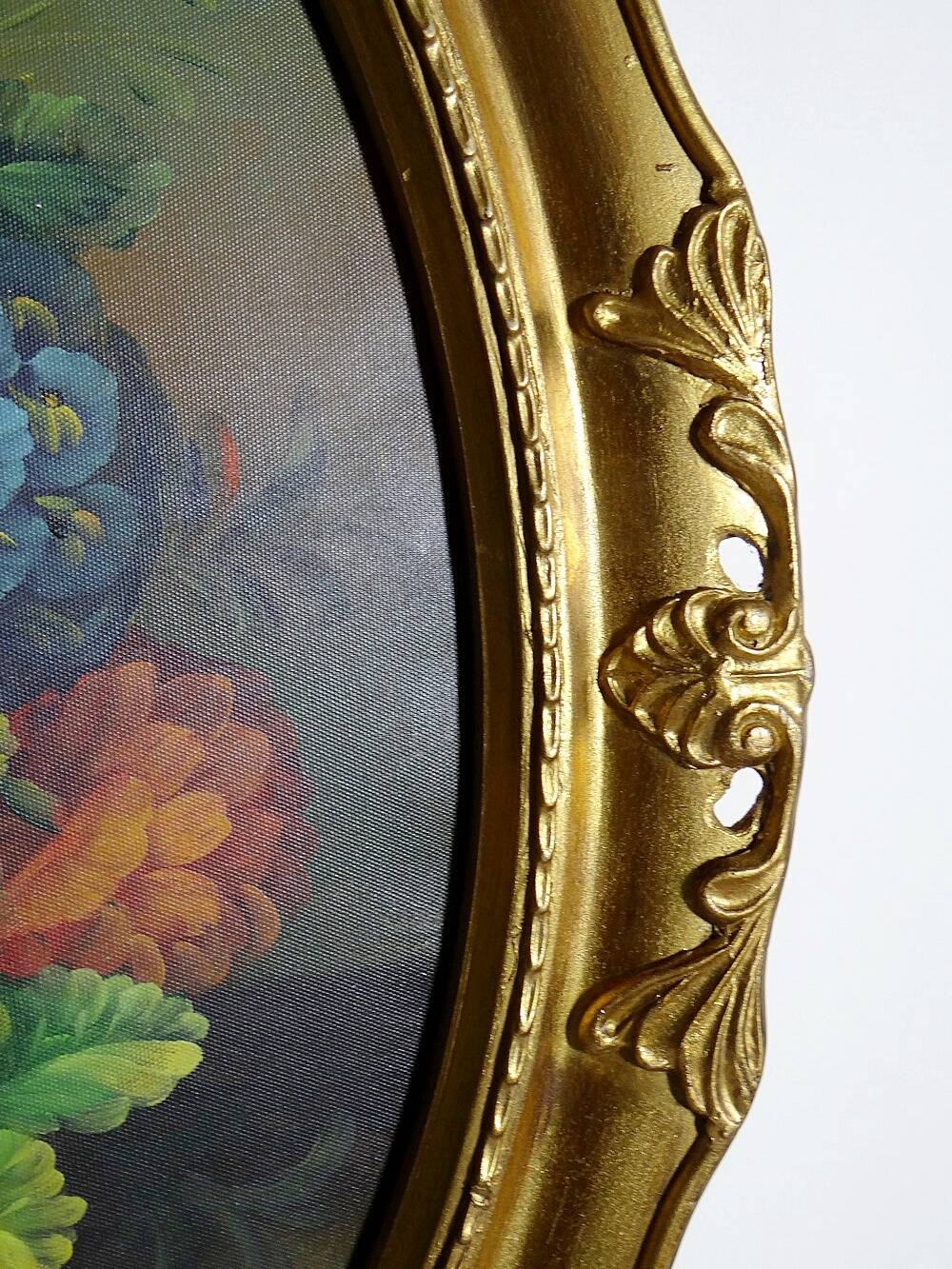 Large oil on canvas bouquet medallion wooden frame gilded stucco vintage
