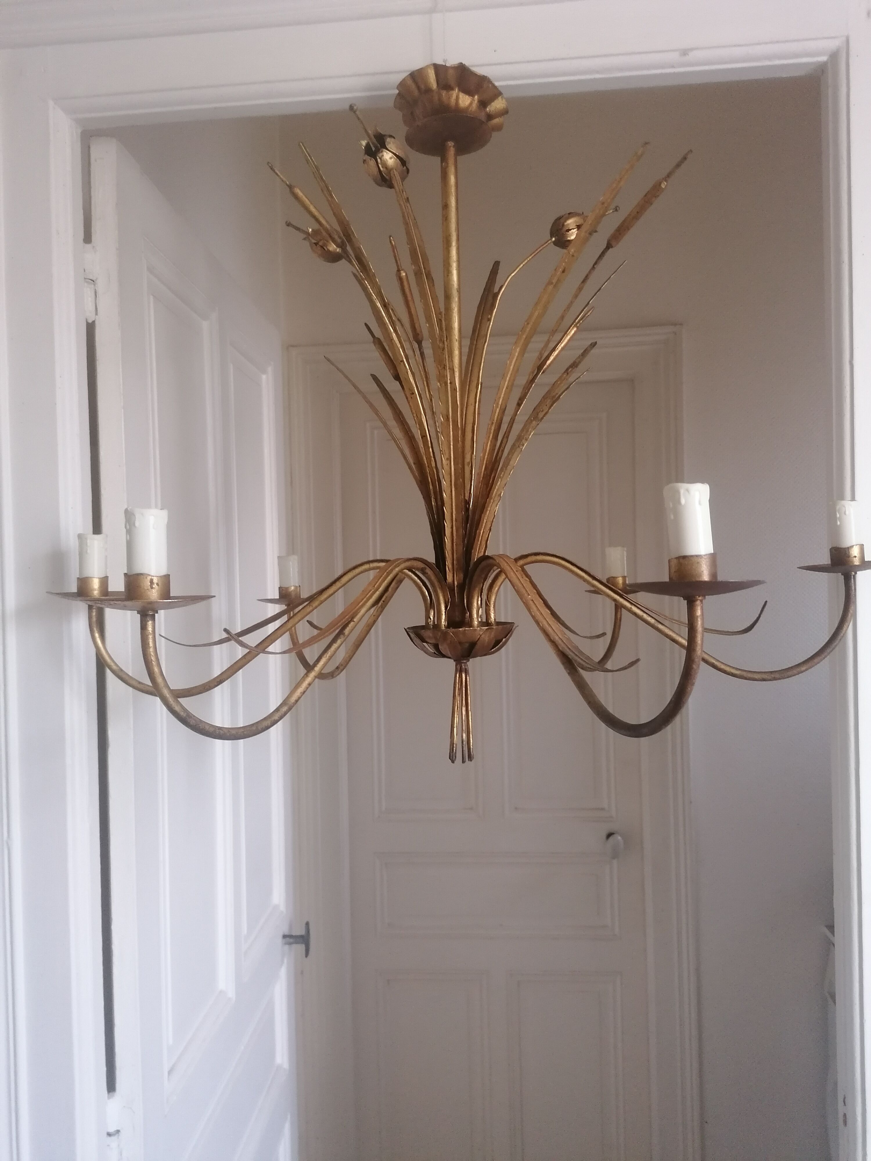 Gilded metal chandelier decorated with reeds and flowers