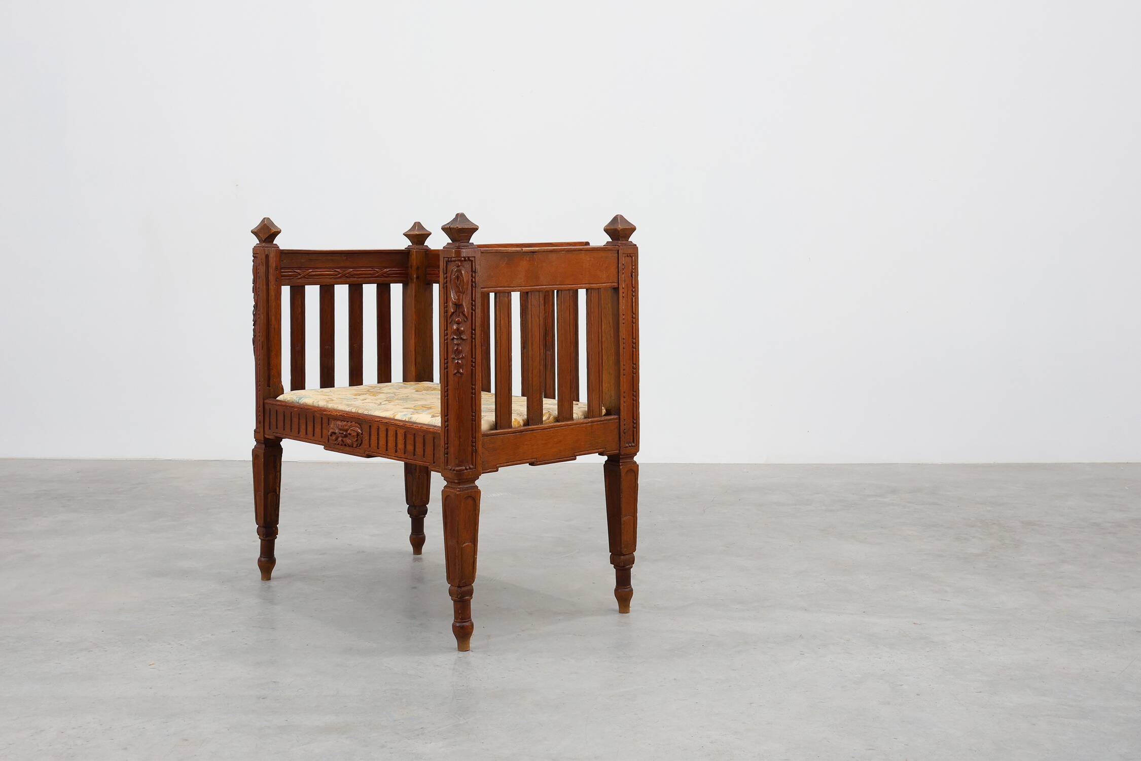 Large Arts & Crafts oak side chair, Belgium ca. 1915
