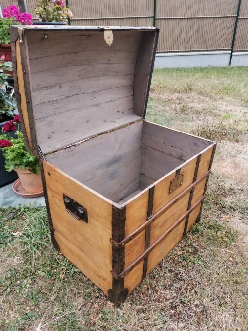 Travel trunk early 20th