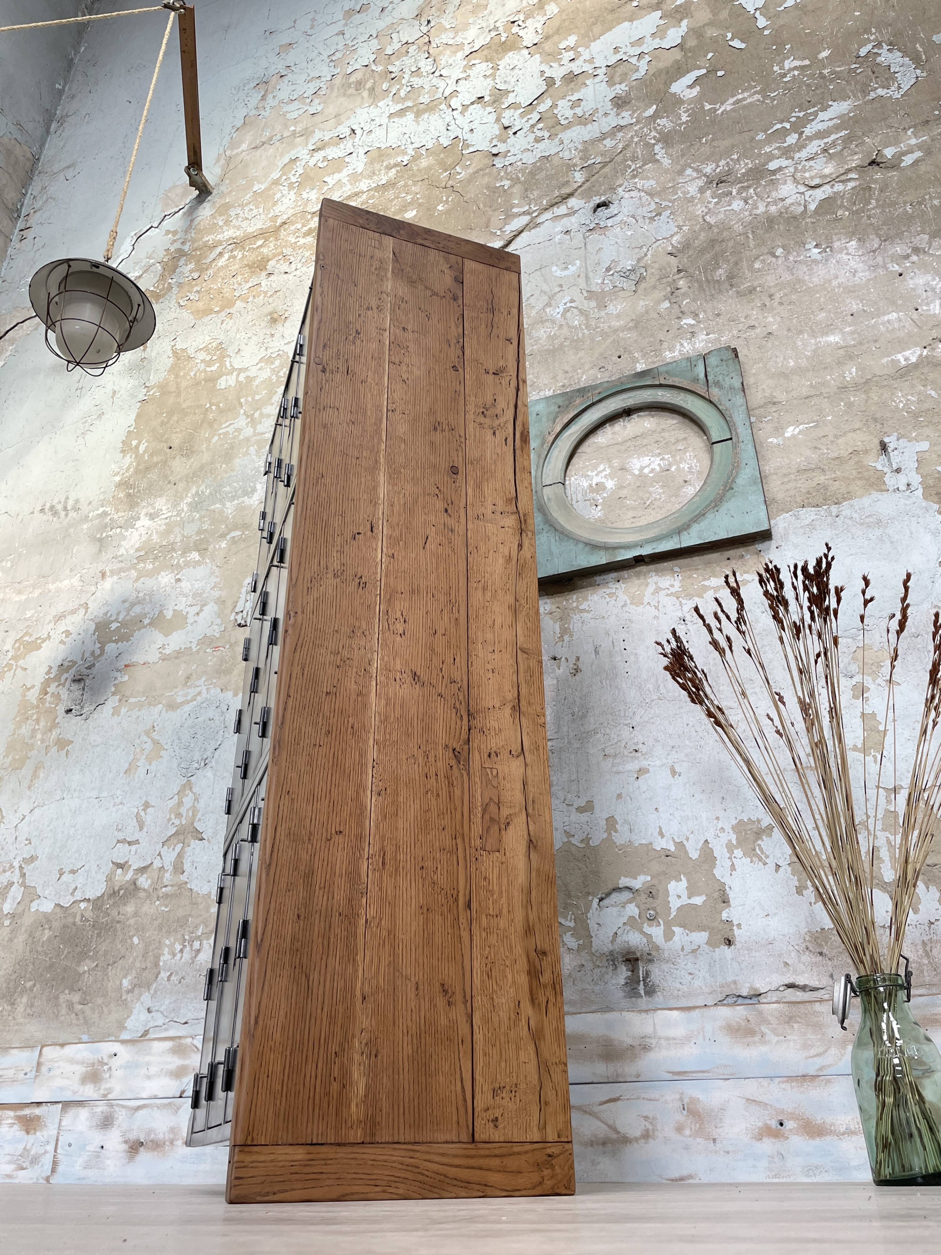 Industrial row in metal and oak.