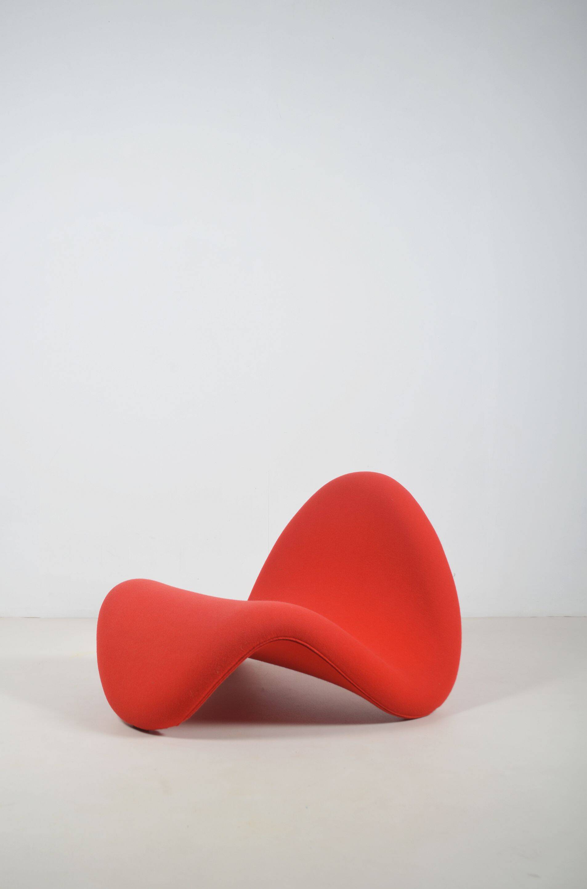 Red F577 Tongue designed by Pierre Paulin for Artifort