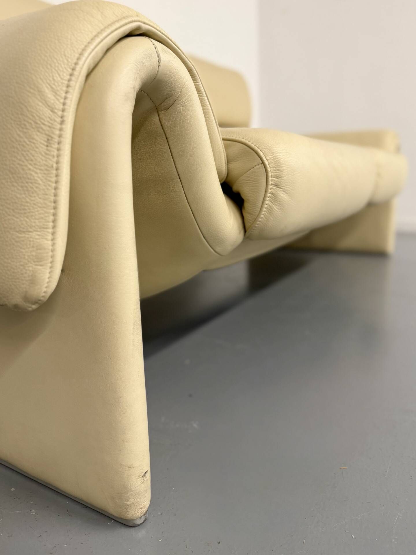 Two-seater designer sofa De Sede DS-2011 in cream leather with adjustable backrest.