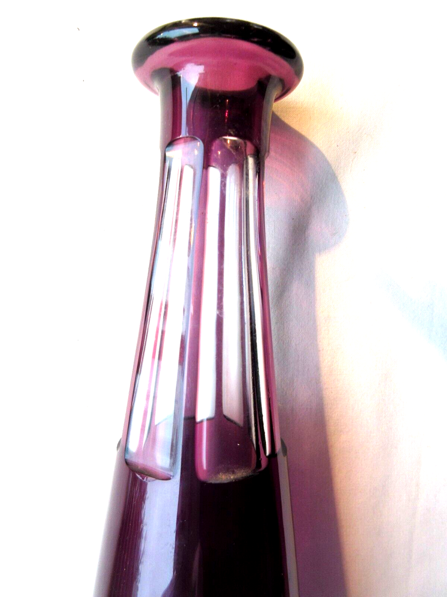 Carafe cristal Baccarat Saint-Louis, modèle Massenet ciselée violette et blanche