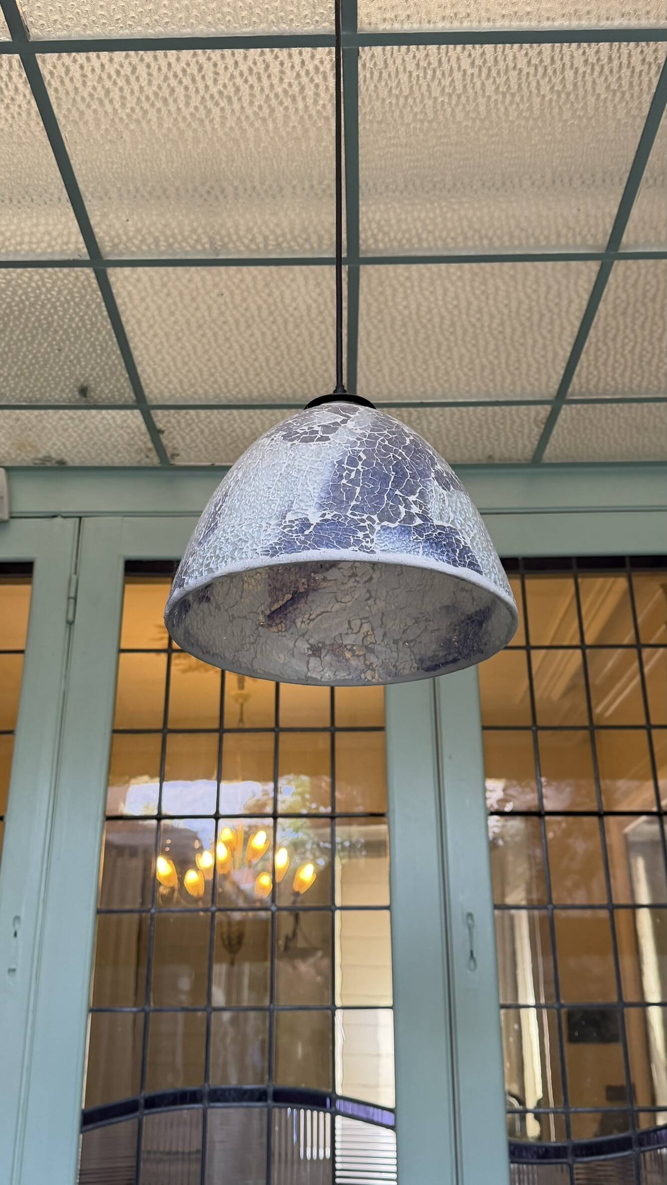 Blue/white glazed ceramic suspension