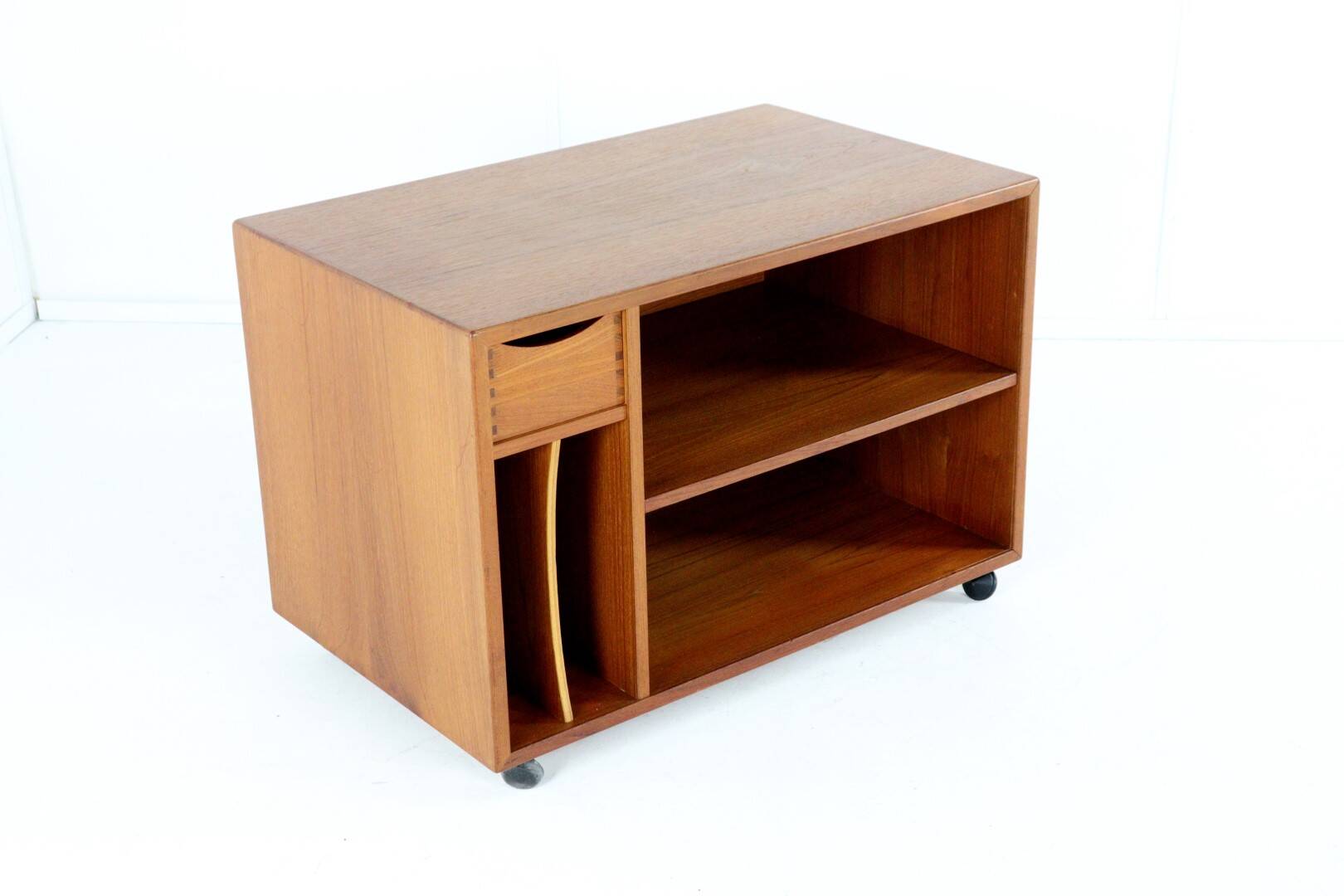 Vintage Dyrlund teak audio cabinet 'Glämmel'