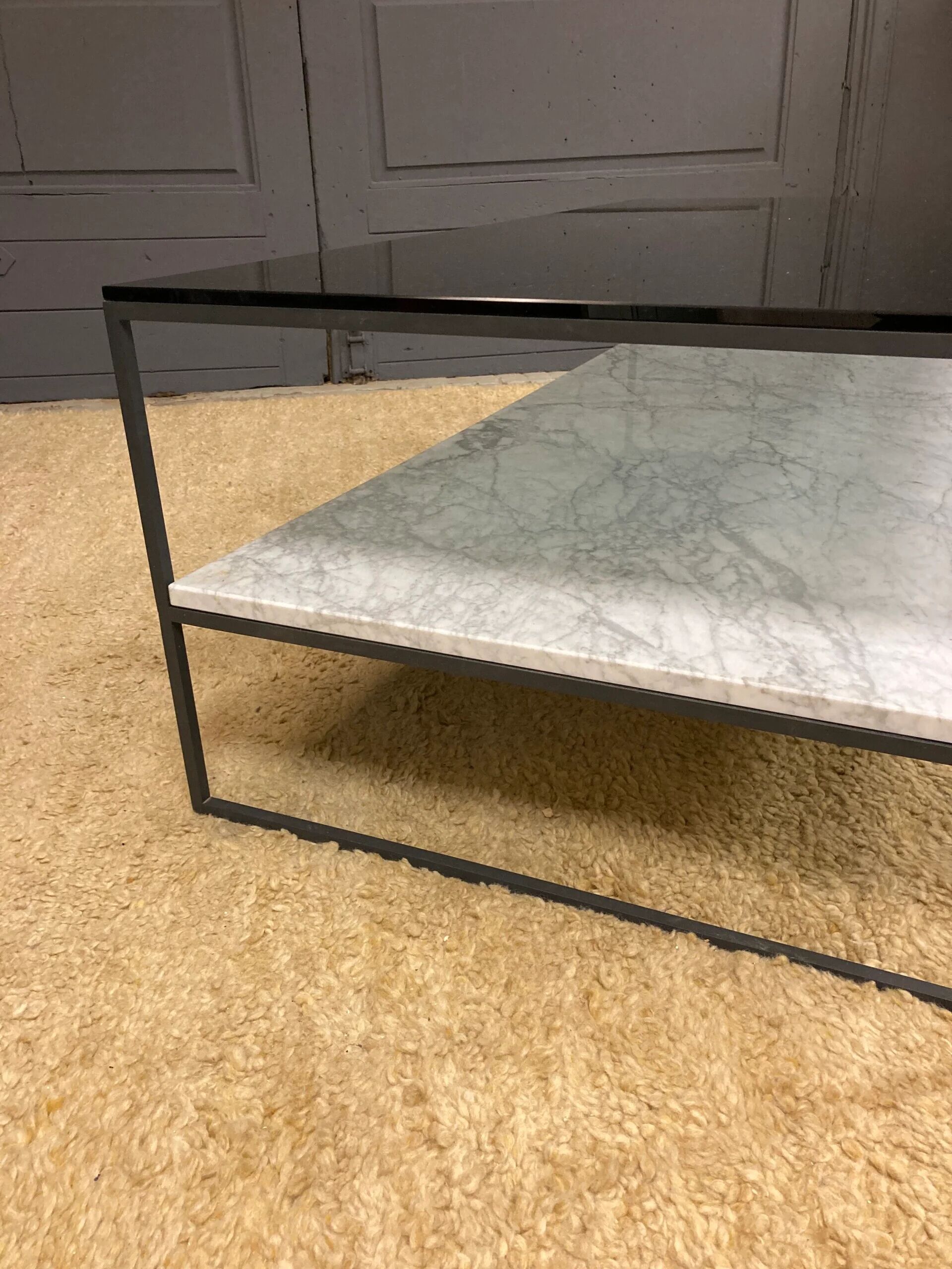 Table basse en marbre et en verre des années 1980
