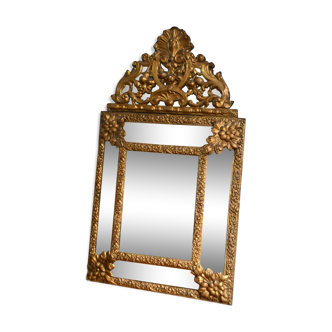 Miroir à parecloses laiton repoussé doré fin XIXe 36x62cm