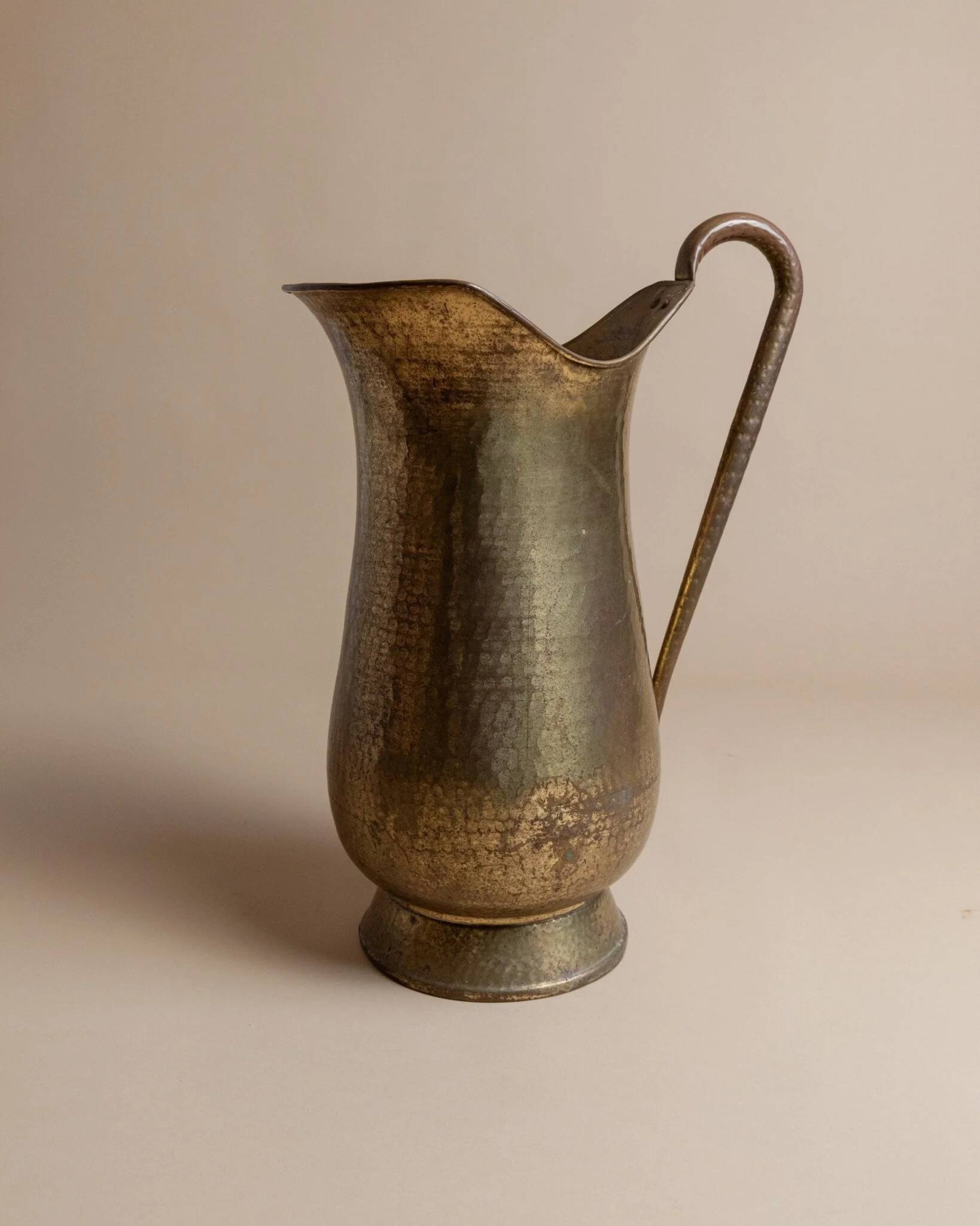 XXL vintage brass jug handmade in Italy (1950s) – golden brass vase with patina and elegant handle