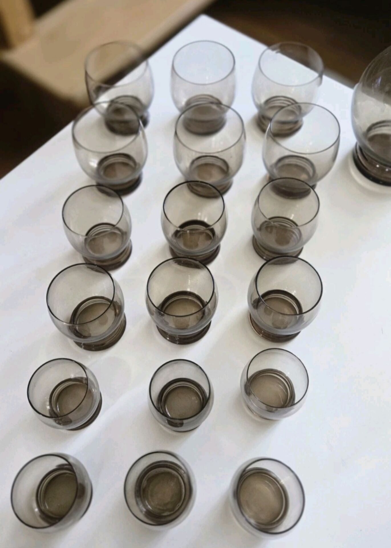 Magnificent Service of Tinted Glasses from the 50s-60s / 18 Glasses and 2 Jugs