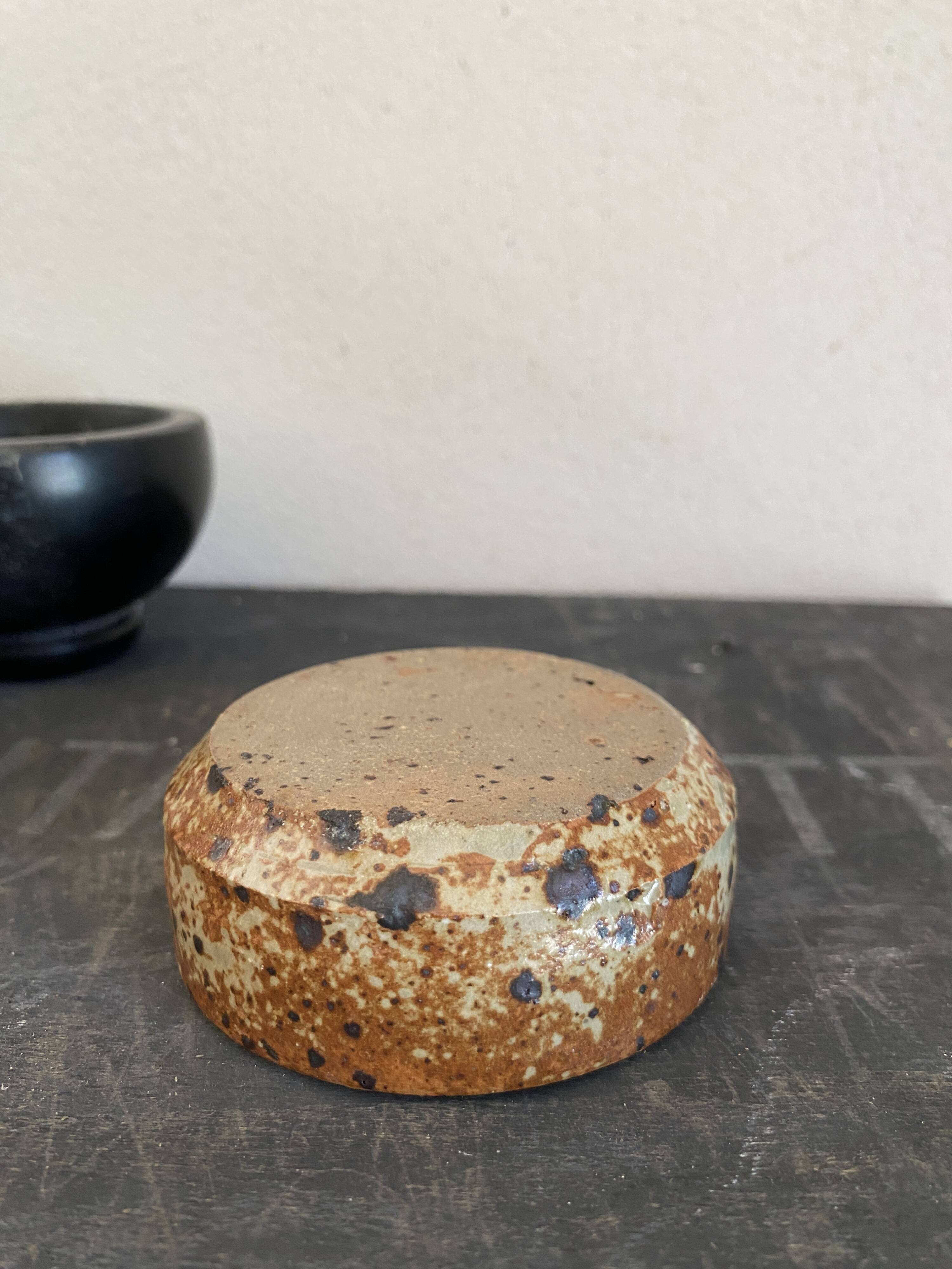 6 mini ceramic bowls, mother-of-pearl spoon