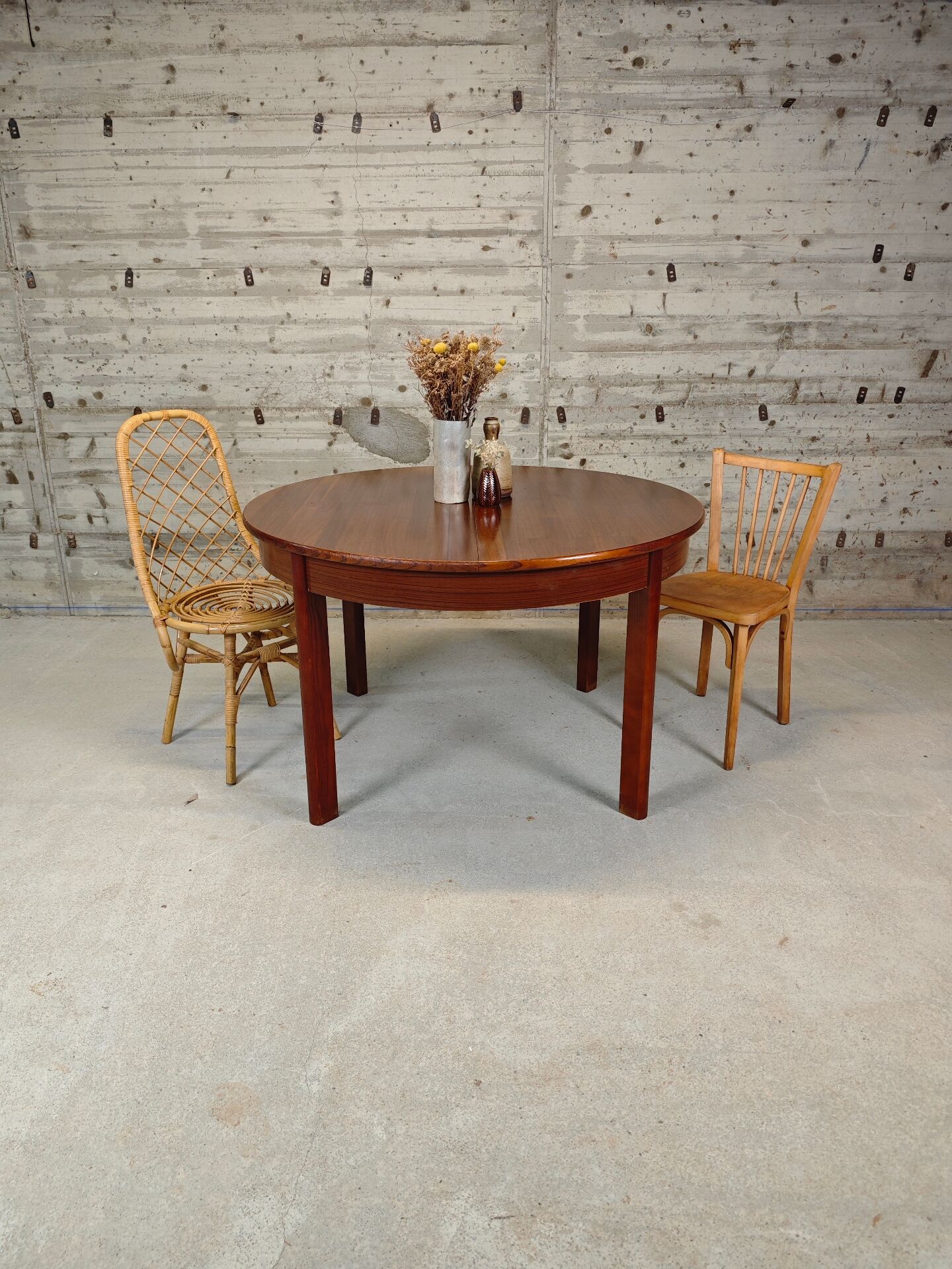 Extendable round table
