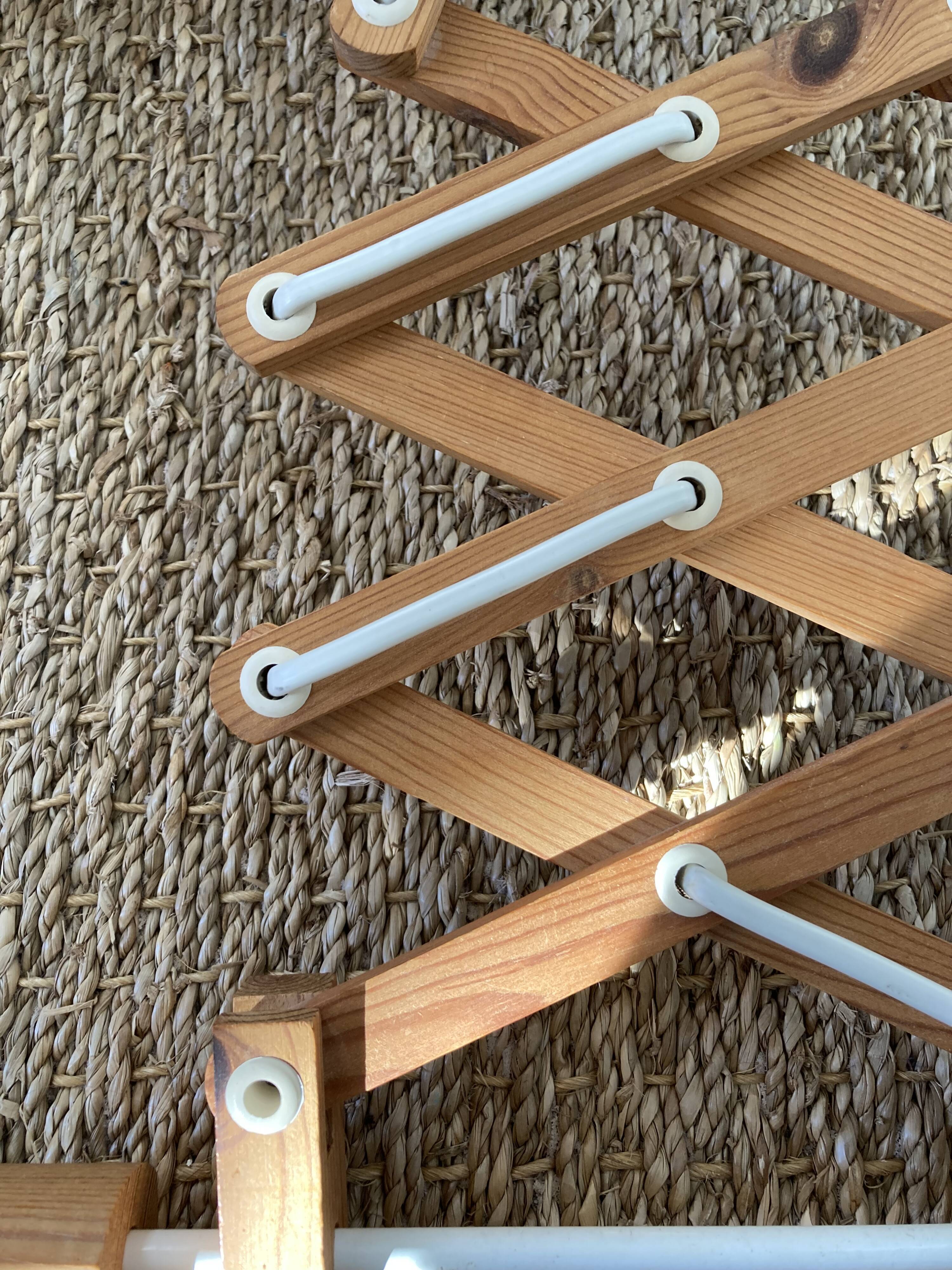 Extendable wall lamp in Scandinavian wood