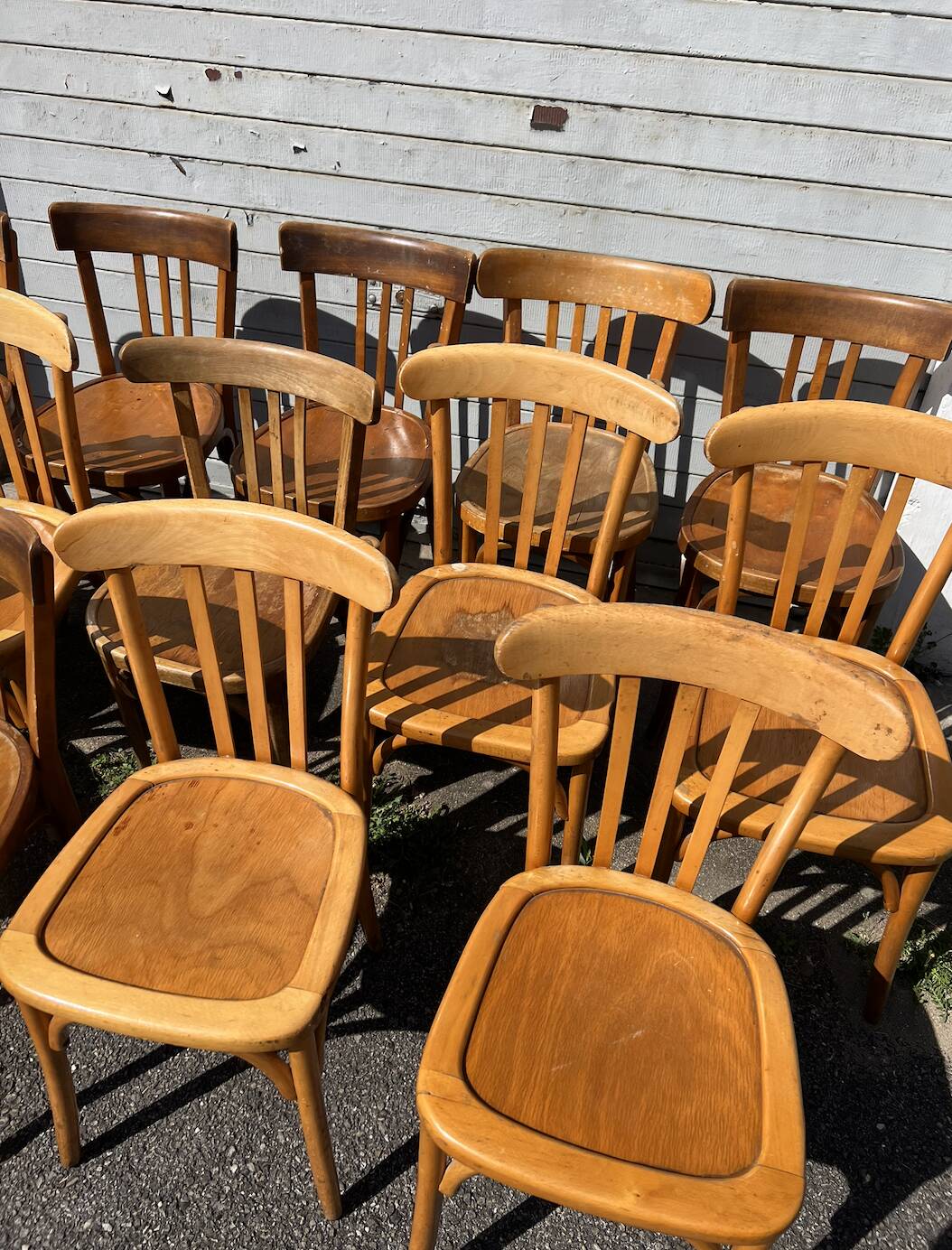 (Lot) 14 honey-coloured bistro chairs (Baumann)