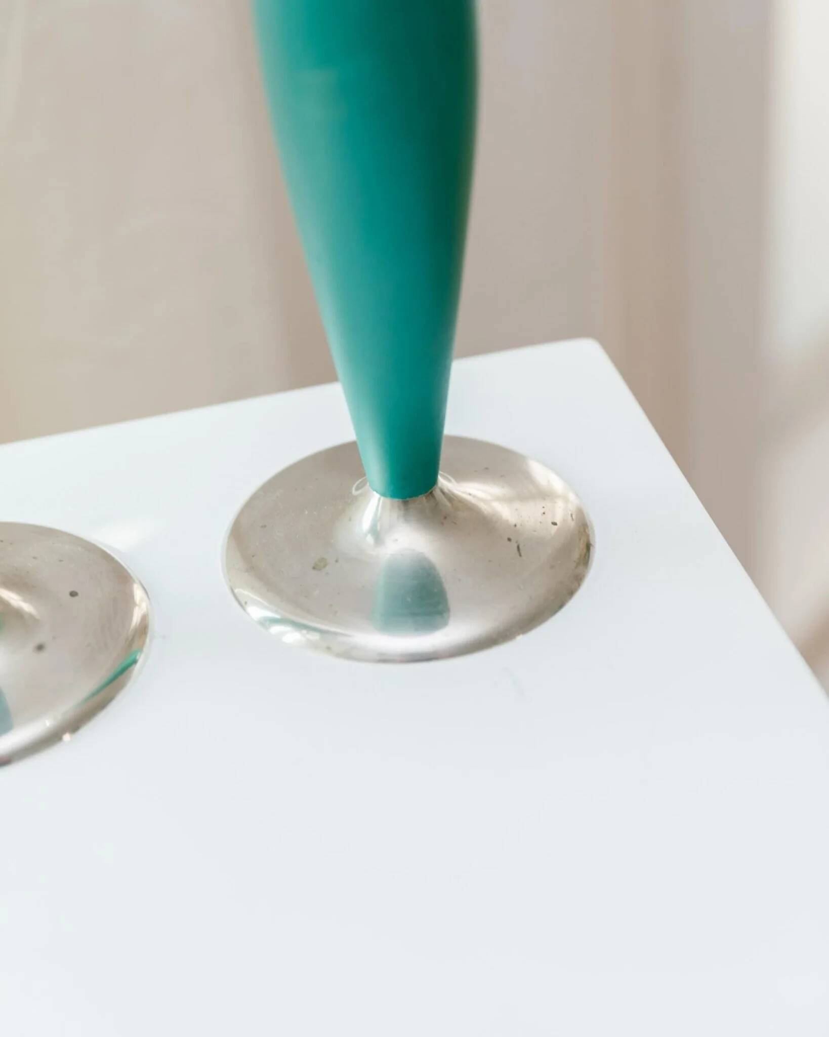 Ensemble de 2 porte-bougies en métal peint teal dans le style postmoderne Memphis, tasses argentées, vintage des années 2000.