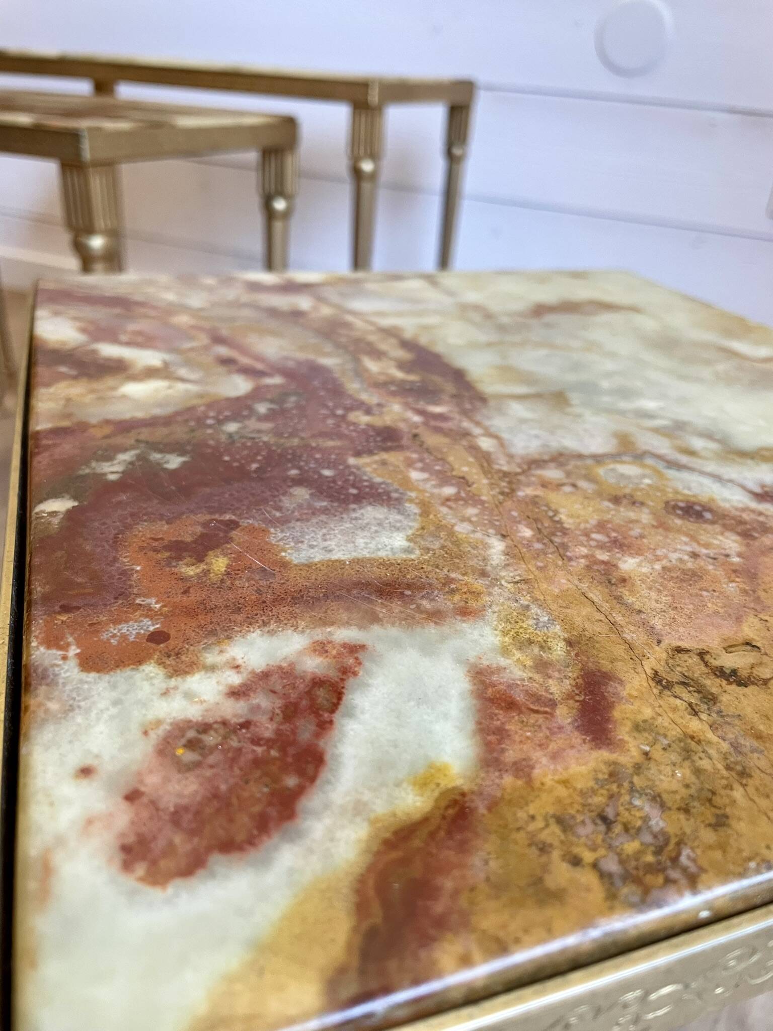 Set of 3 vintage nesting tables in onyx and gold metal from the 1970s.