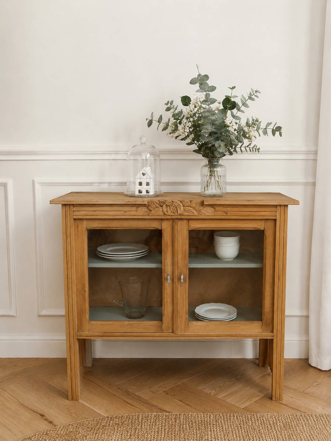 Art Deco sideboard in wood, with 2 glass doors.