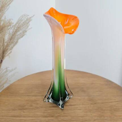 Vase en vert en forme de fleur vert et orange de style murano longiligne