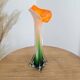 Vase en vert en forme de fleur vert et orange de style murano longiligne