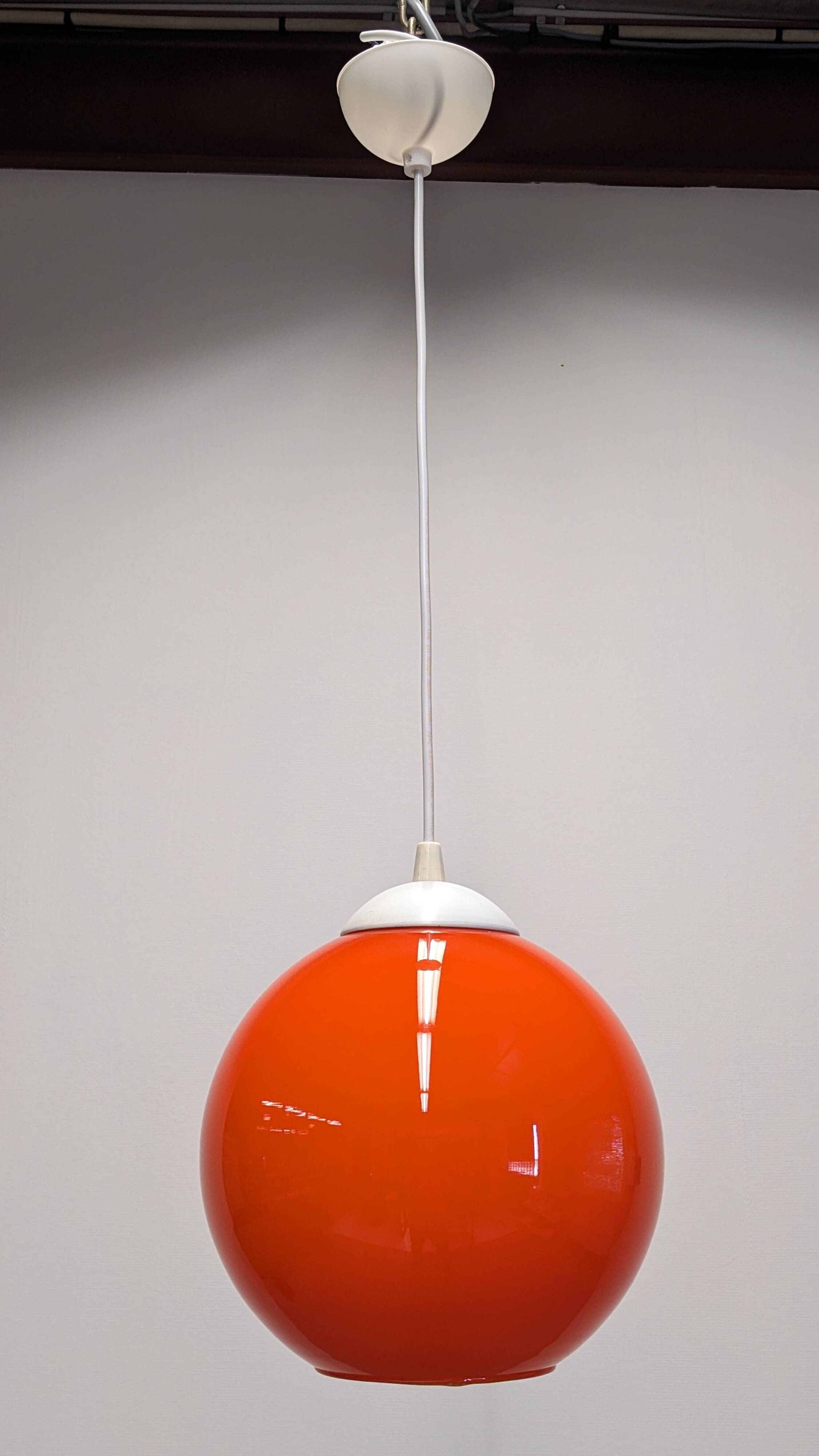 Suspension boule en opaline orange, années 60-70