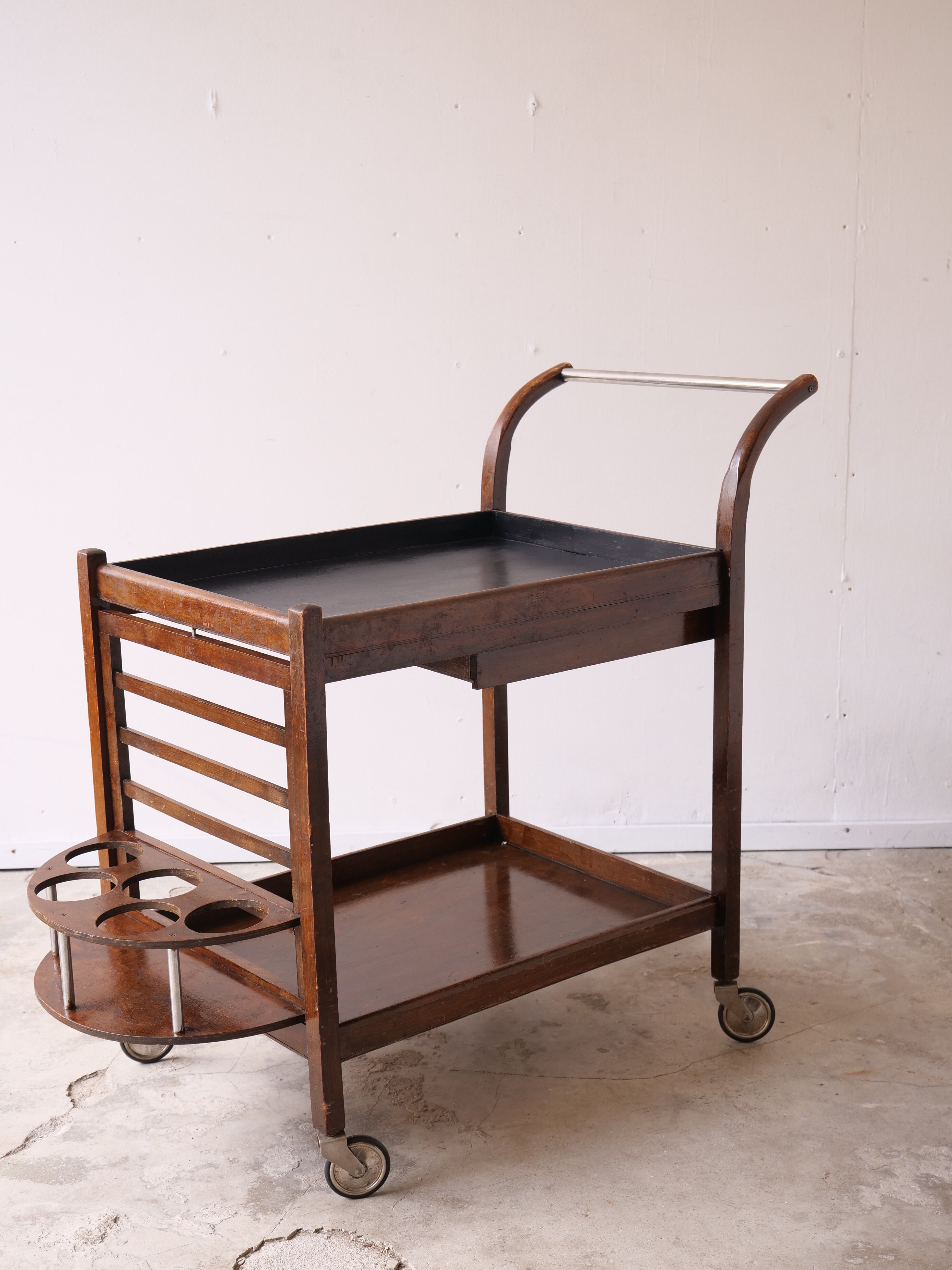 Serving art deco tork