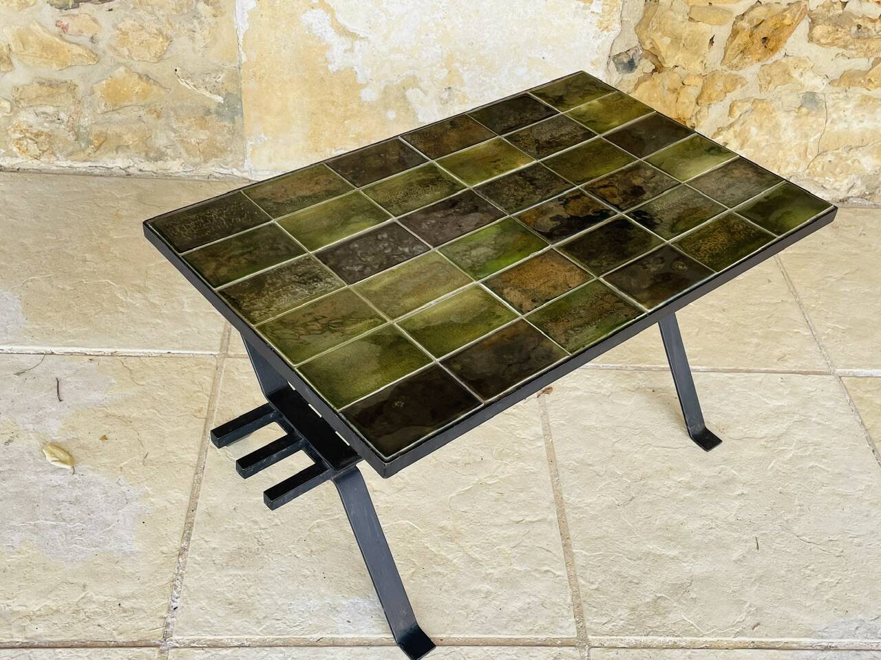 Table basse en céramique avec porte-magazine, circa 1970