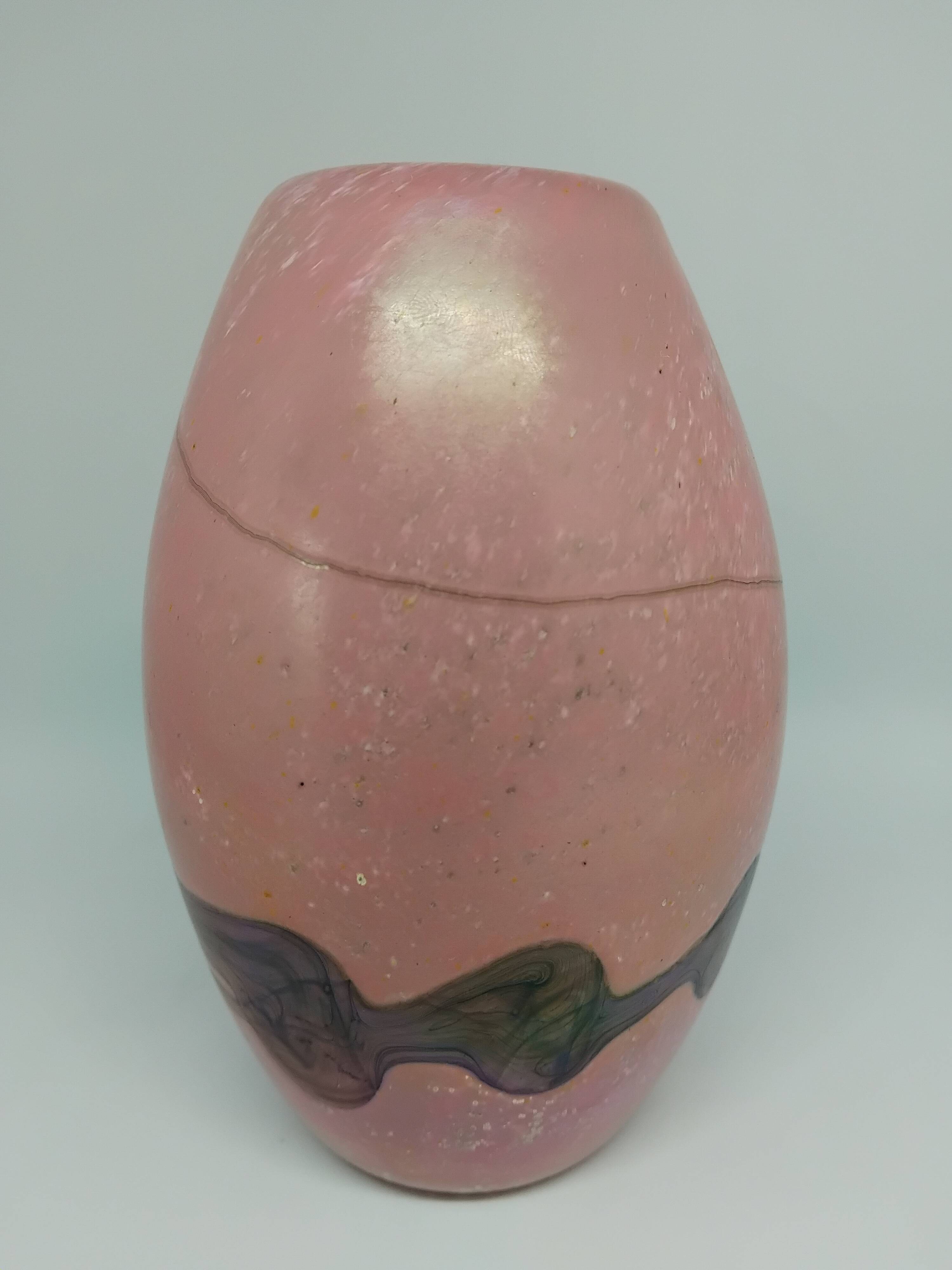Small "Mdinà" vintage vase from the 1960s. Iridescent pink glass. Signed.