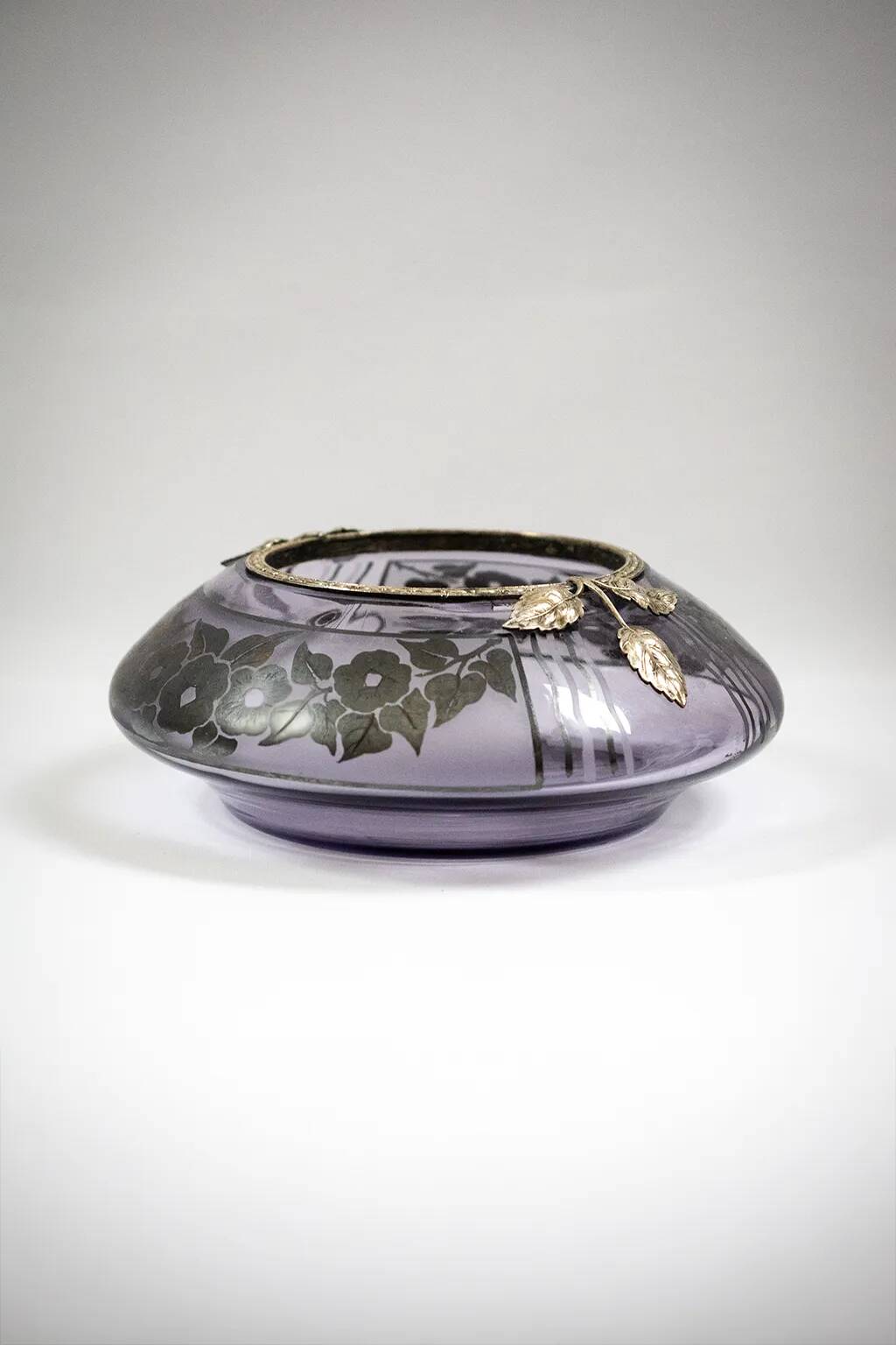 Art Deco vase in mauve glass D'Argyl with a pewter mount.