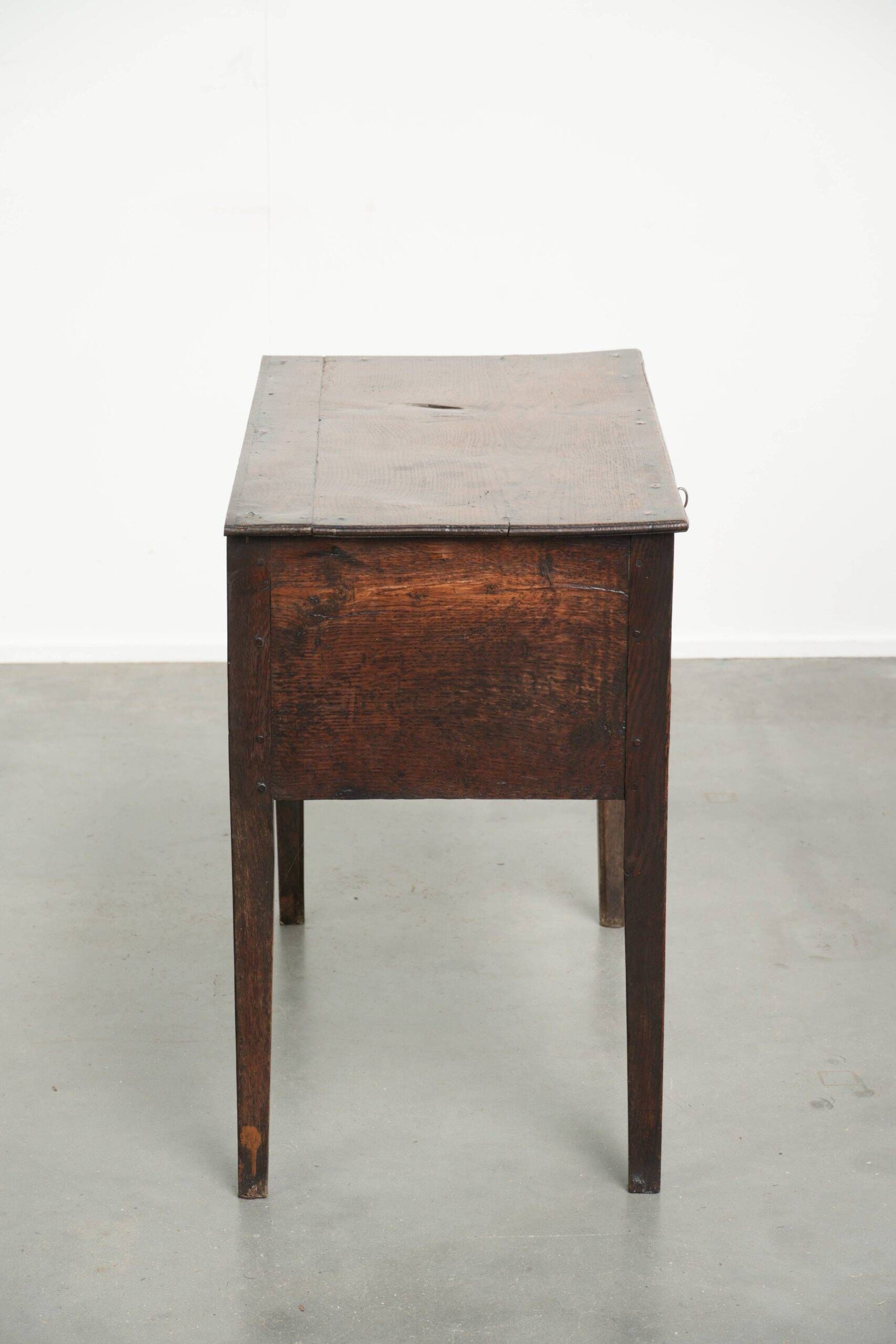 Table basse anglaise antique de style lowboy du XVIIIe siècle en chêne.