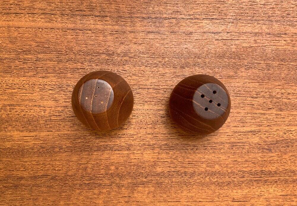 Set of 2 teak salt and pepper shakers from mid-century, 1960s.
